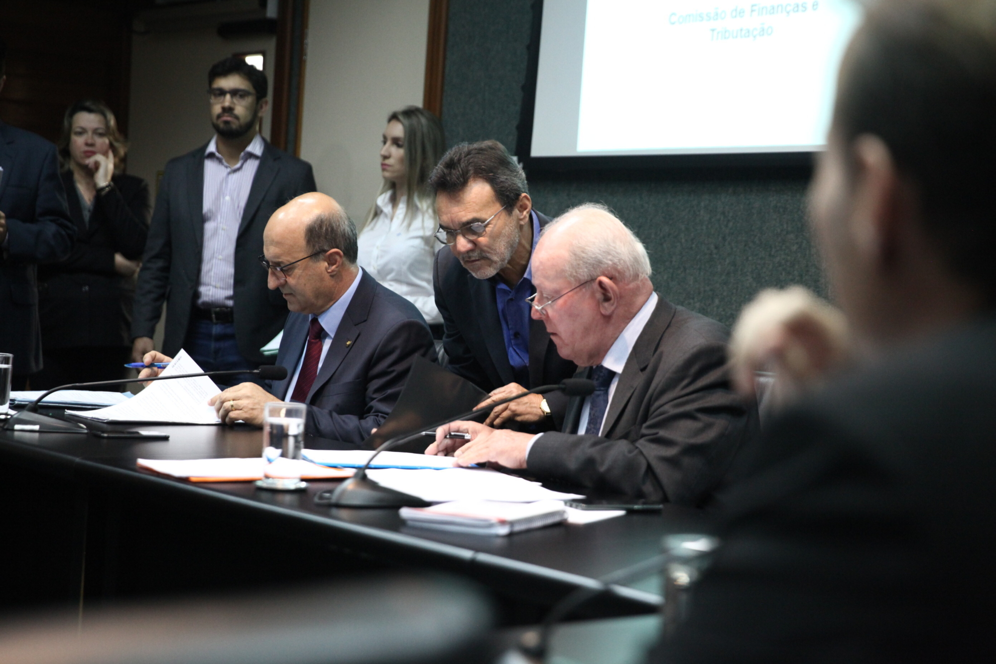 Finanças aprova PL para normatizar convênios que oferecem emprego a detentos