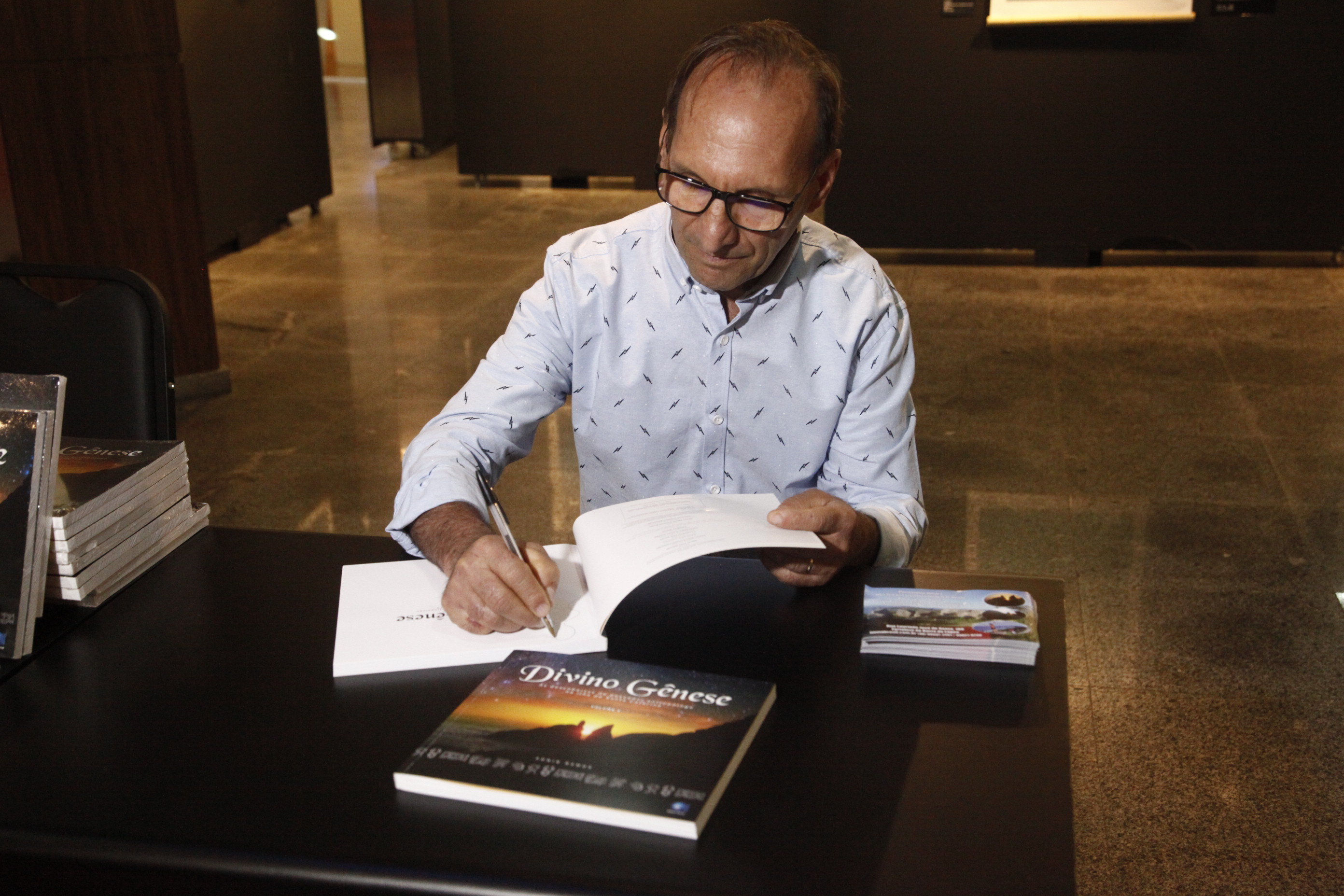 Lançamento de Livro Divino Gênese