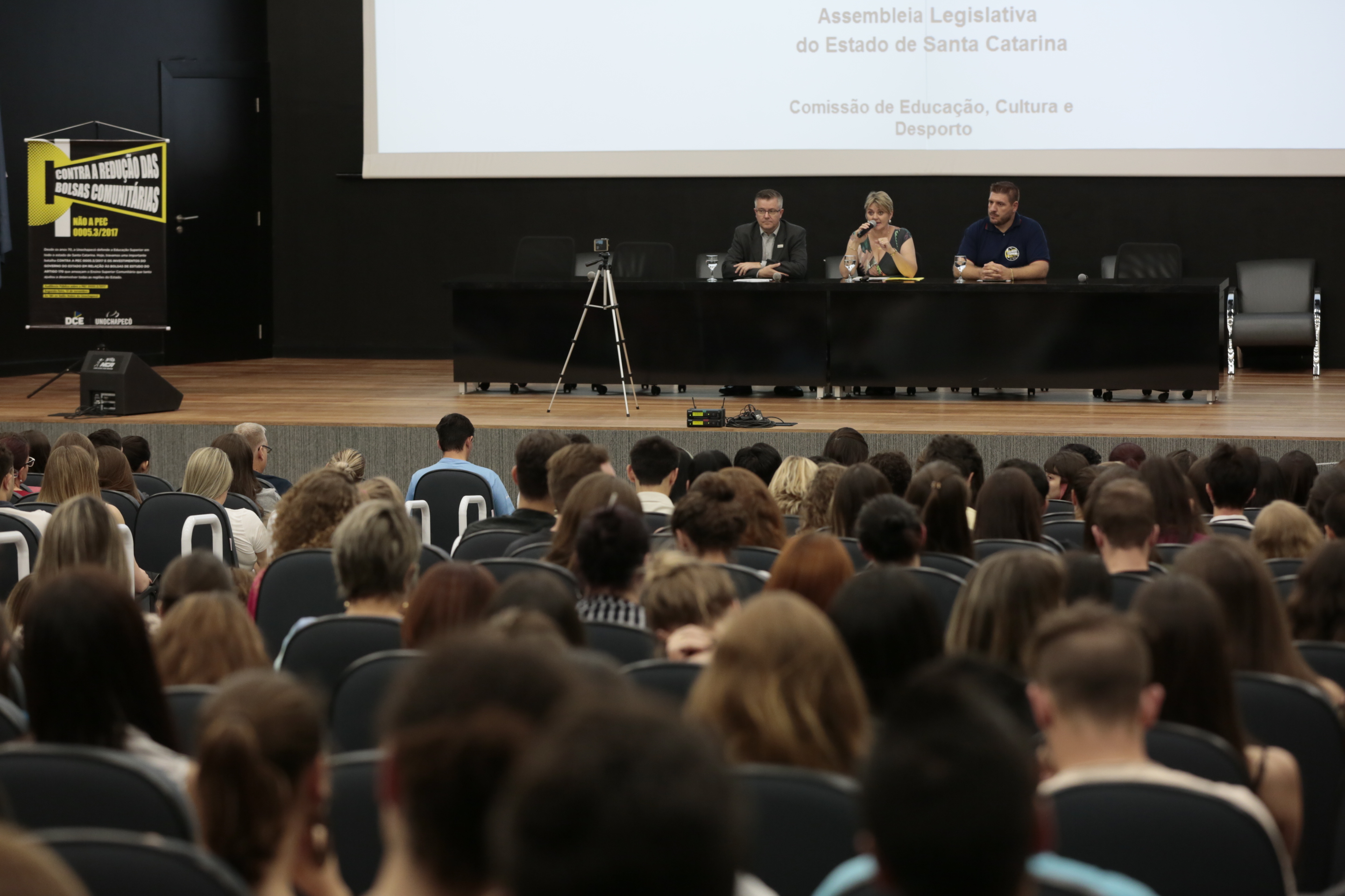 Comissão de Educação da Alesc promove audiência pública sobre a redução das bolsas comunitárias definida pela PEC 0005.3/2017.