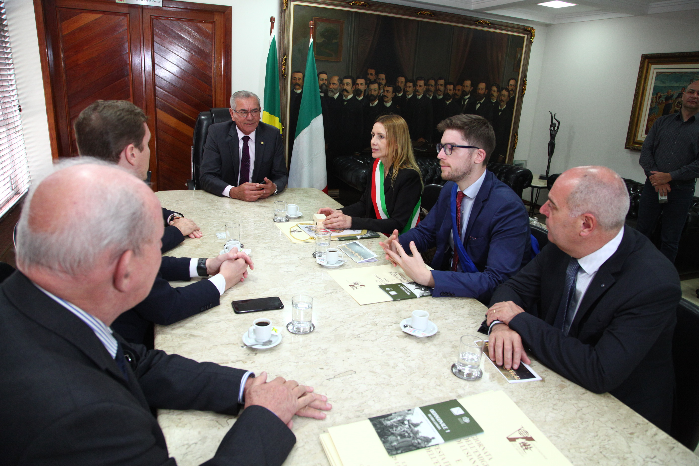 Comitiva italiana é recebida na Presidência da Casa.