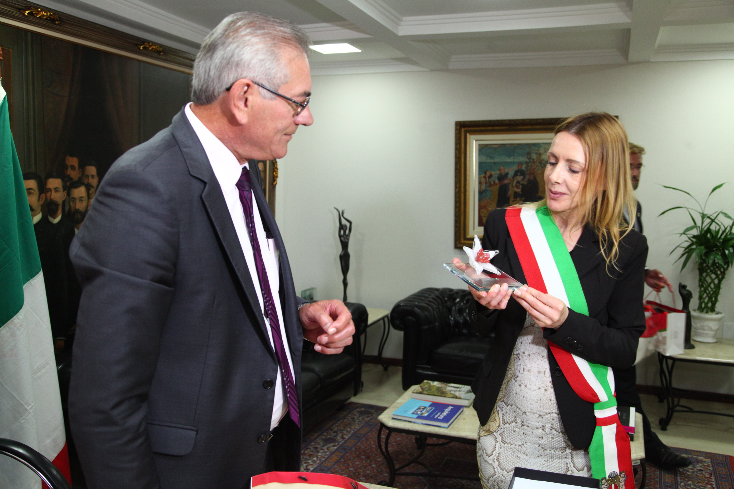 Comitiva italiana é recebida na Presidência da Casa.
