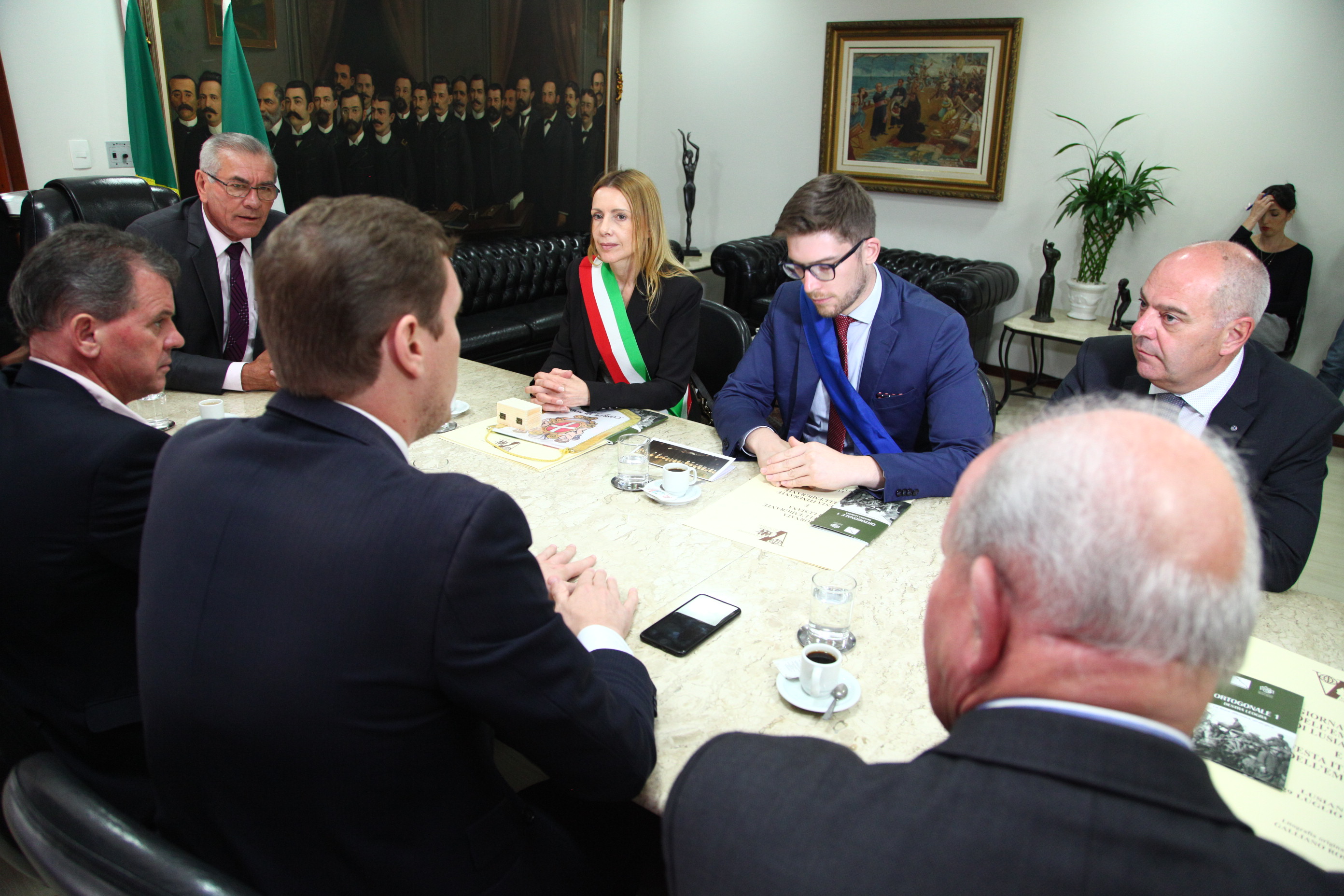 Comitiva italiana é recebida na Presidência da Casa.
