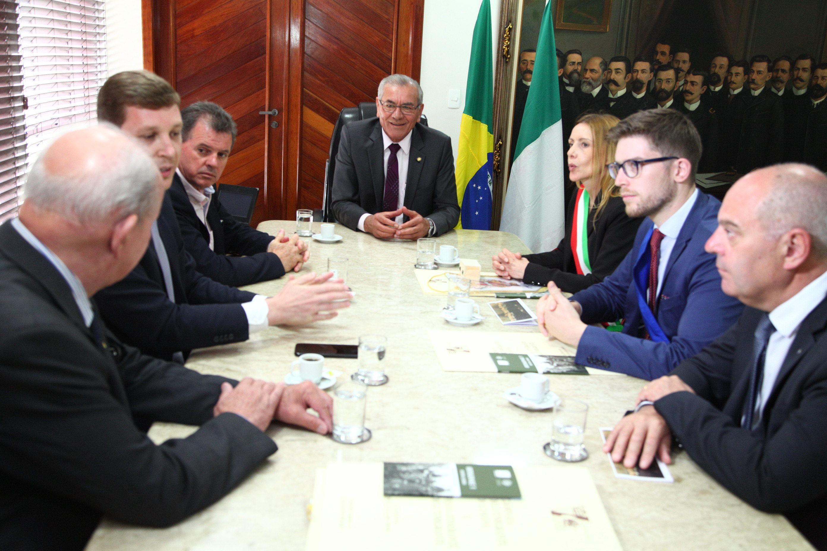 Comitiva italiana é recebida na Presidência da Casa.
