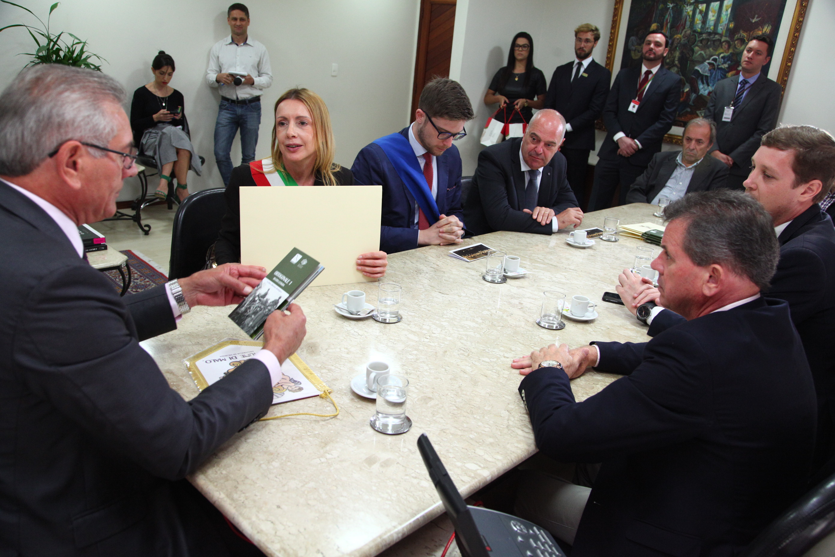Comitiva italiana é recebida na Presidência da Casa.