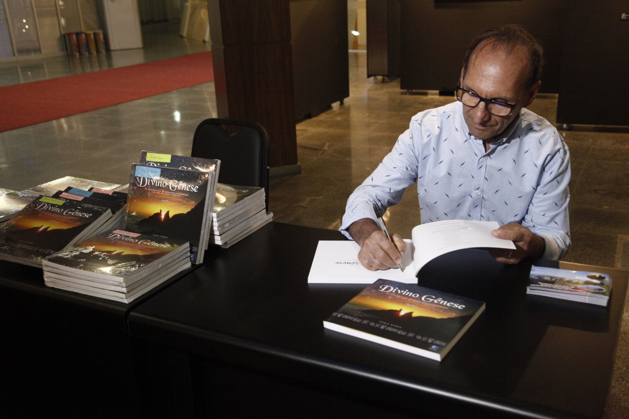 Gravuras rupestres da Ilha são inspiração para livro lançado na Alesc