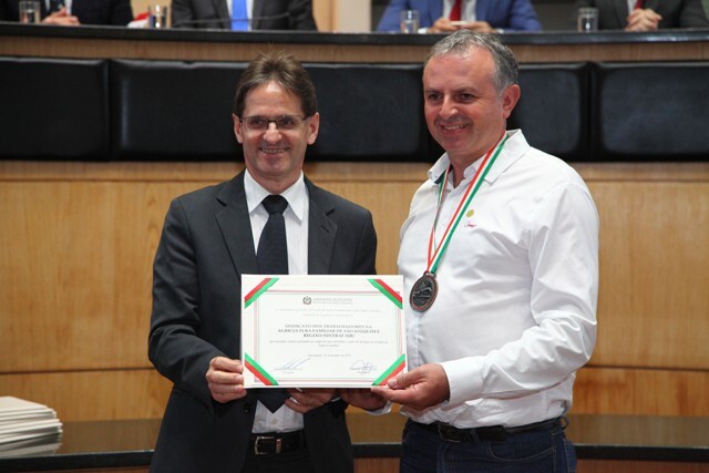Saretta homenageia agricultura familiar com Comenda do Legislativo
