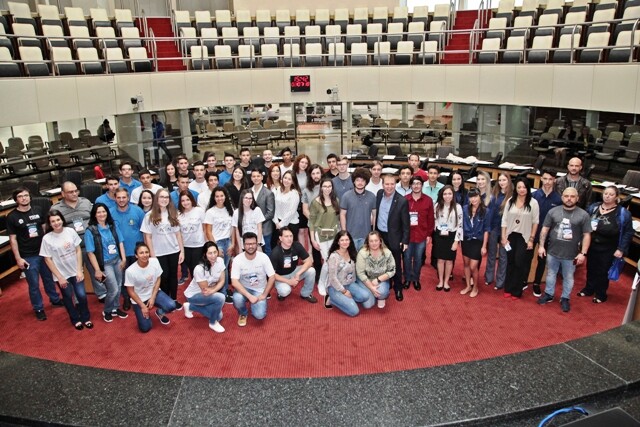 Estudantes vivenciam rotina dos deputados no Parlamento Jovem