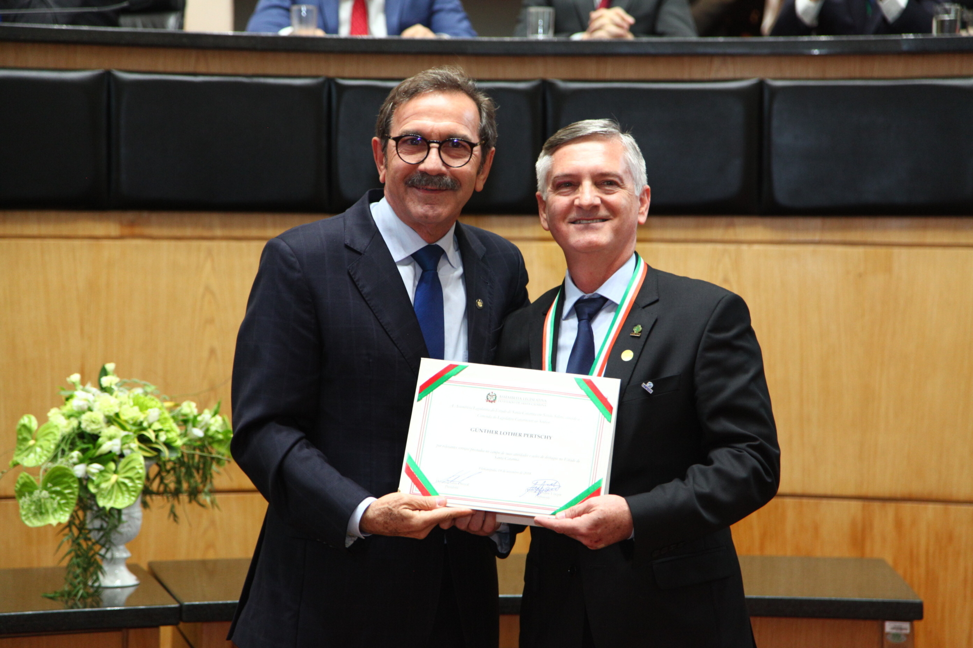 Deputado Serafim Venzon e Günther Lother Pertschy, homenageado com a Comenda do Legislativo