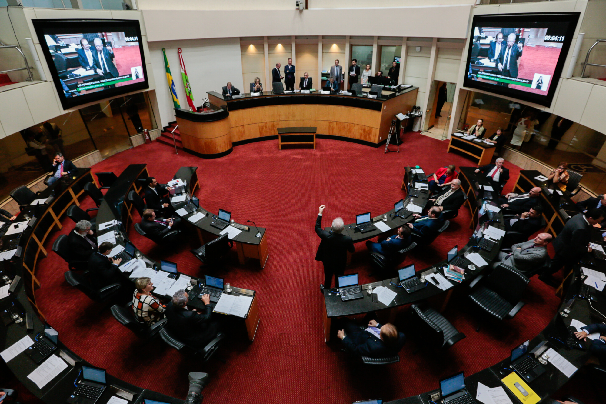 Plenário vota 61 projetos na última sessão antes do recesso