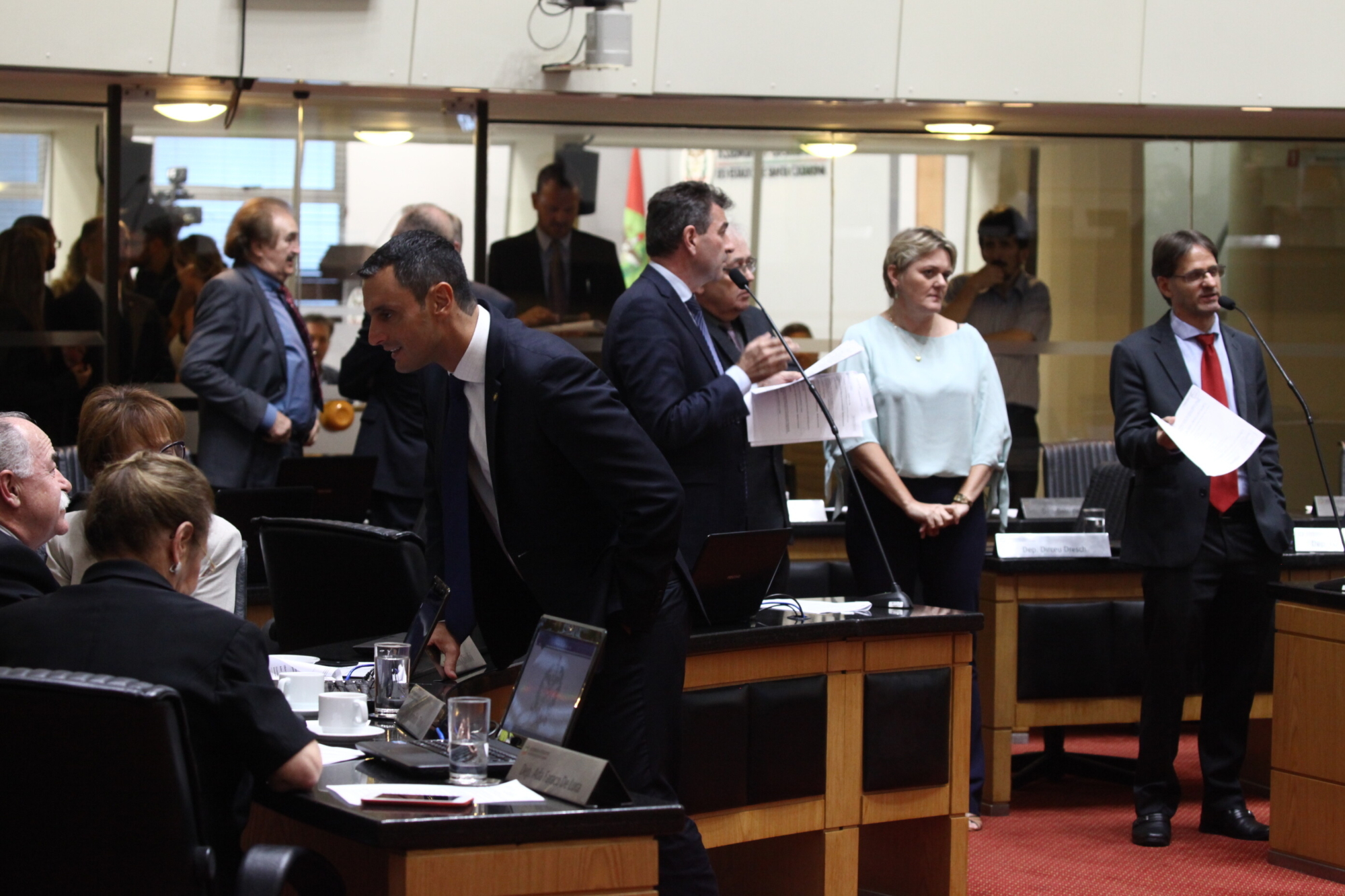 Parlamentares votam 21 itens durante a sessão ordinária desta terça-feira (4)
