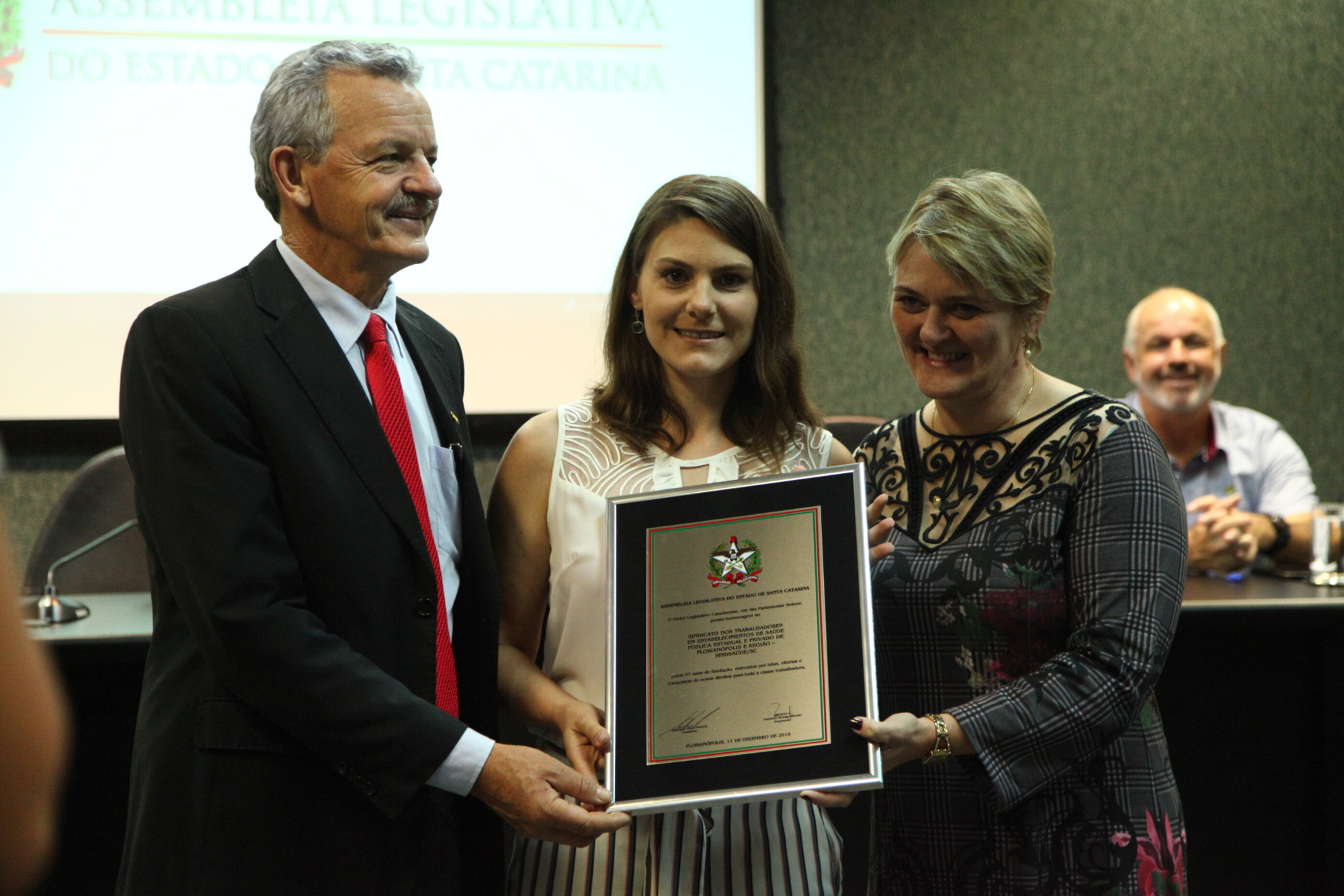 SindSaúde/SC completa 67 anos e recebe homenagem do parlamento