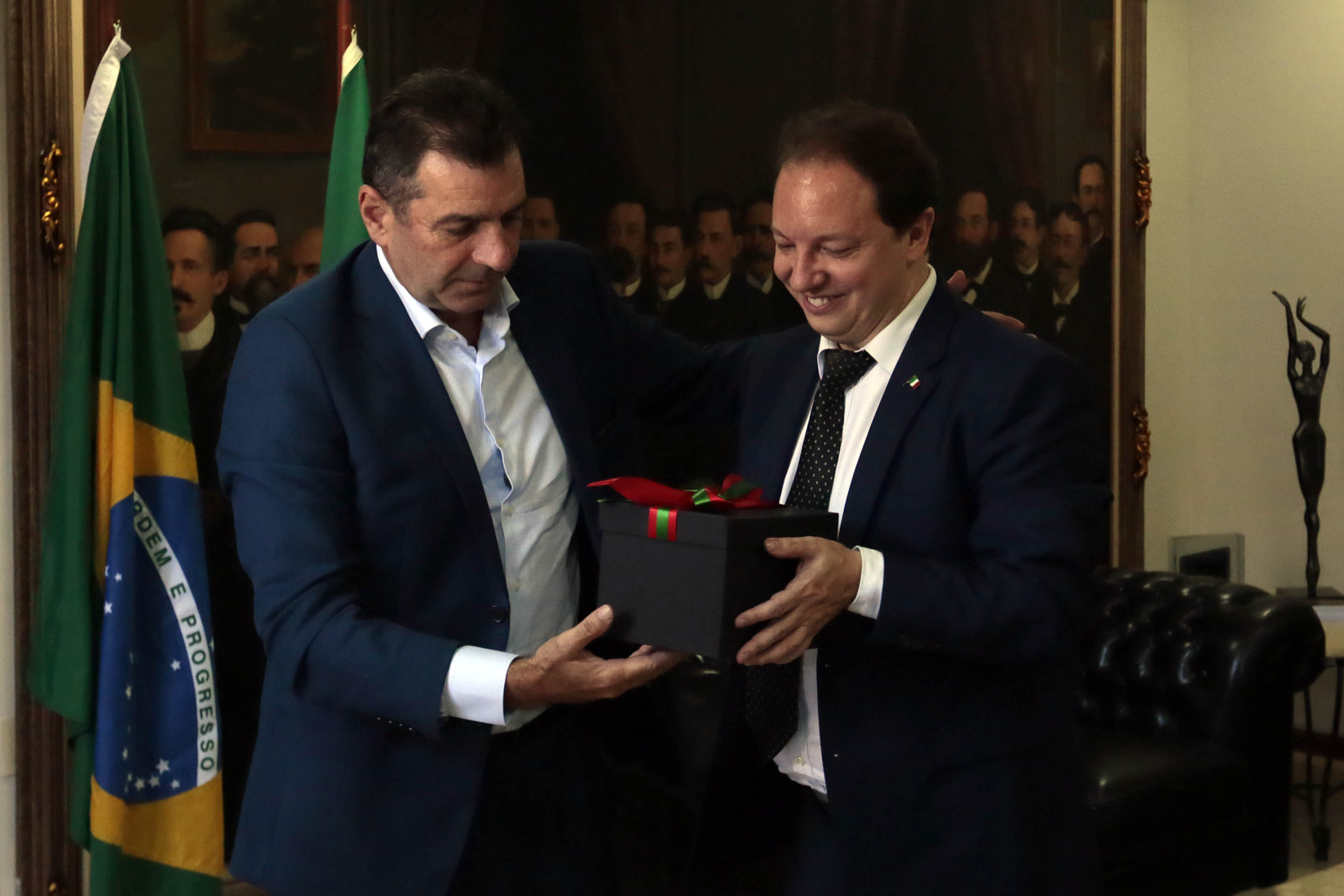 Cônsul italiano durante visita institucional na Alesc