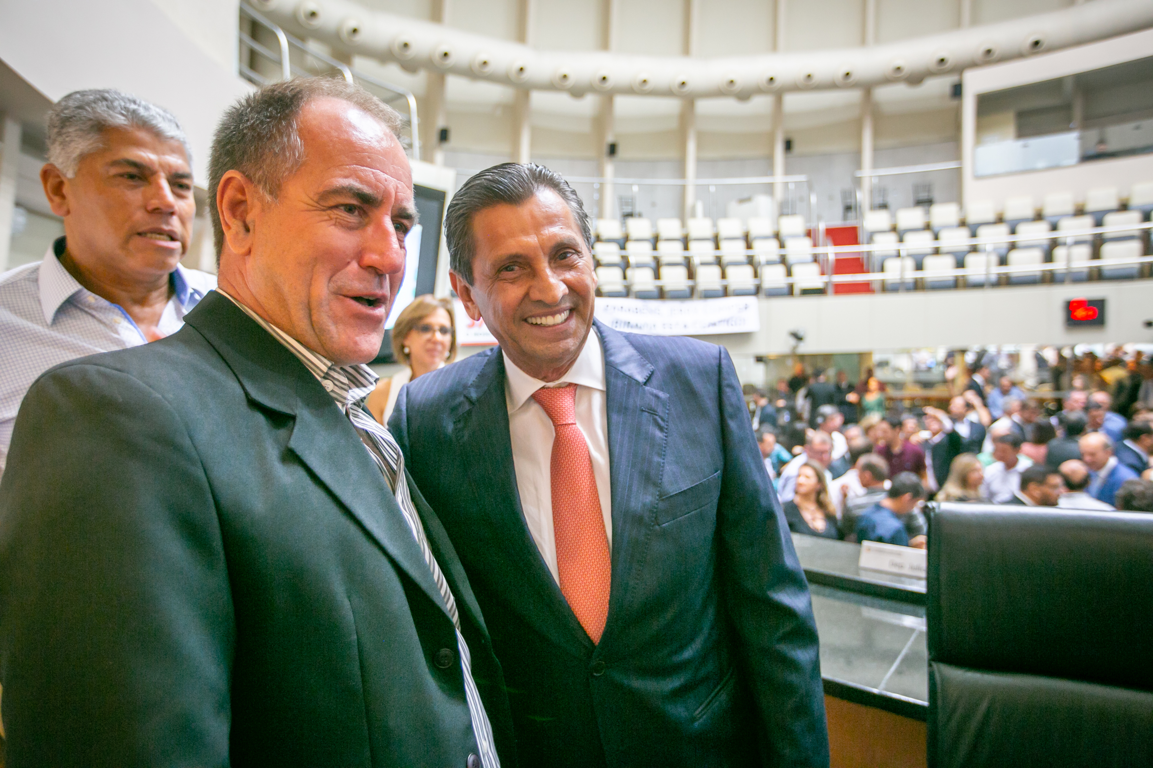 3 – Presidente Julio Garcia recebe os cumprimentos após eleição