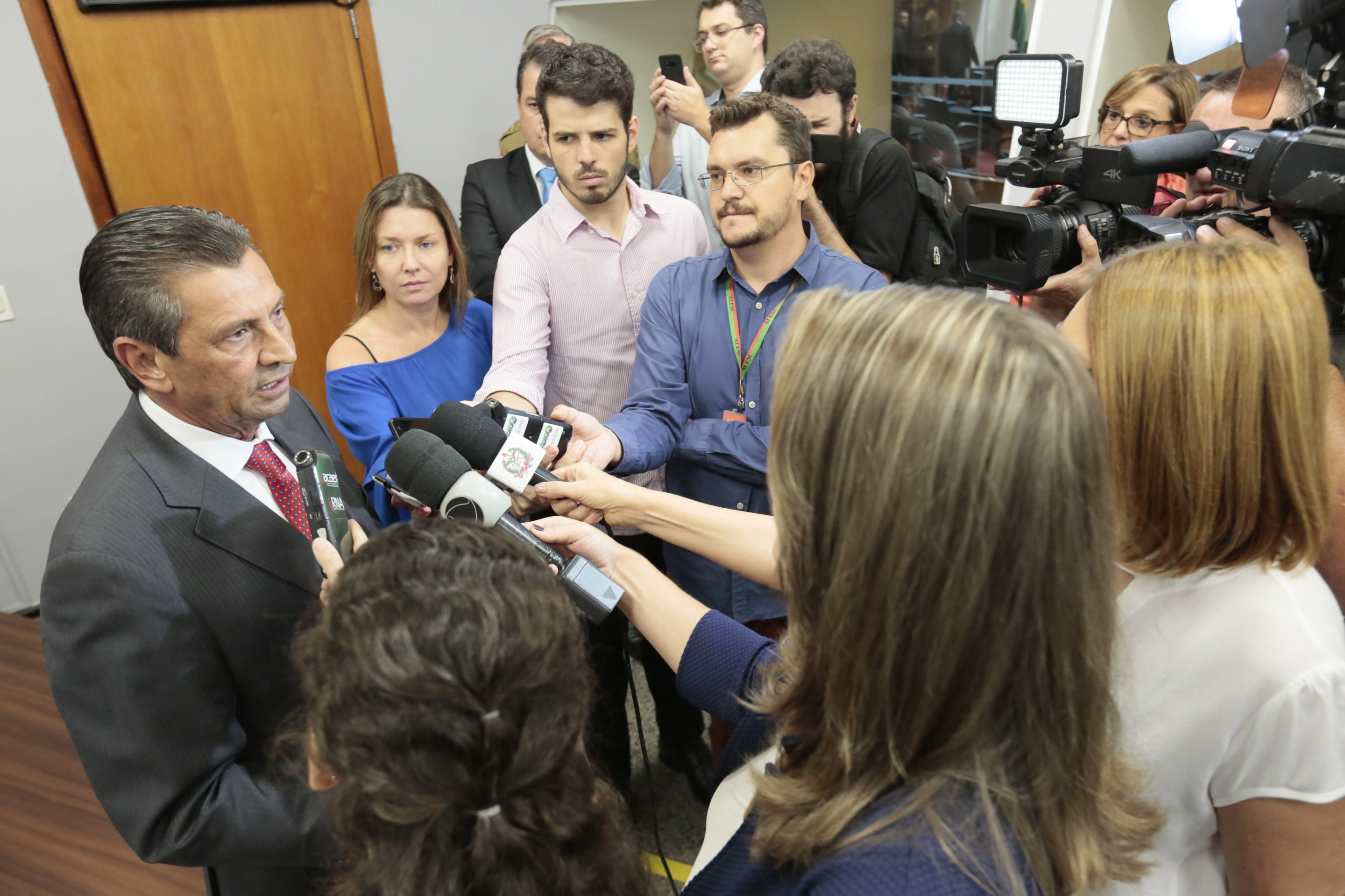 COLETIVA – Presidente da Alesc Responde a Jornalistas após a Leitura da Mensagem do Governador