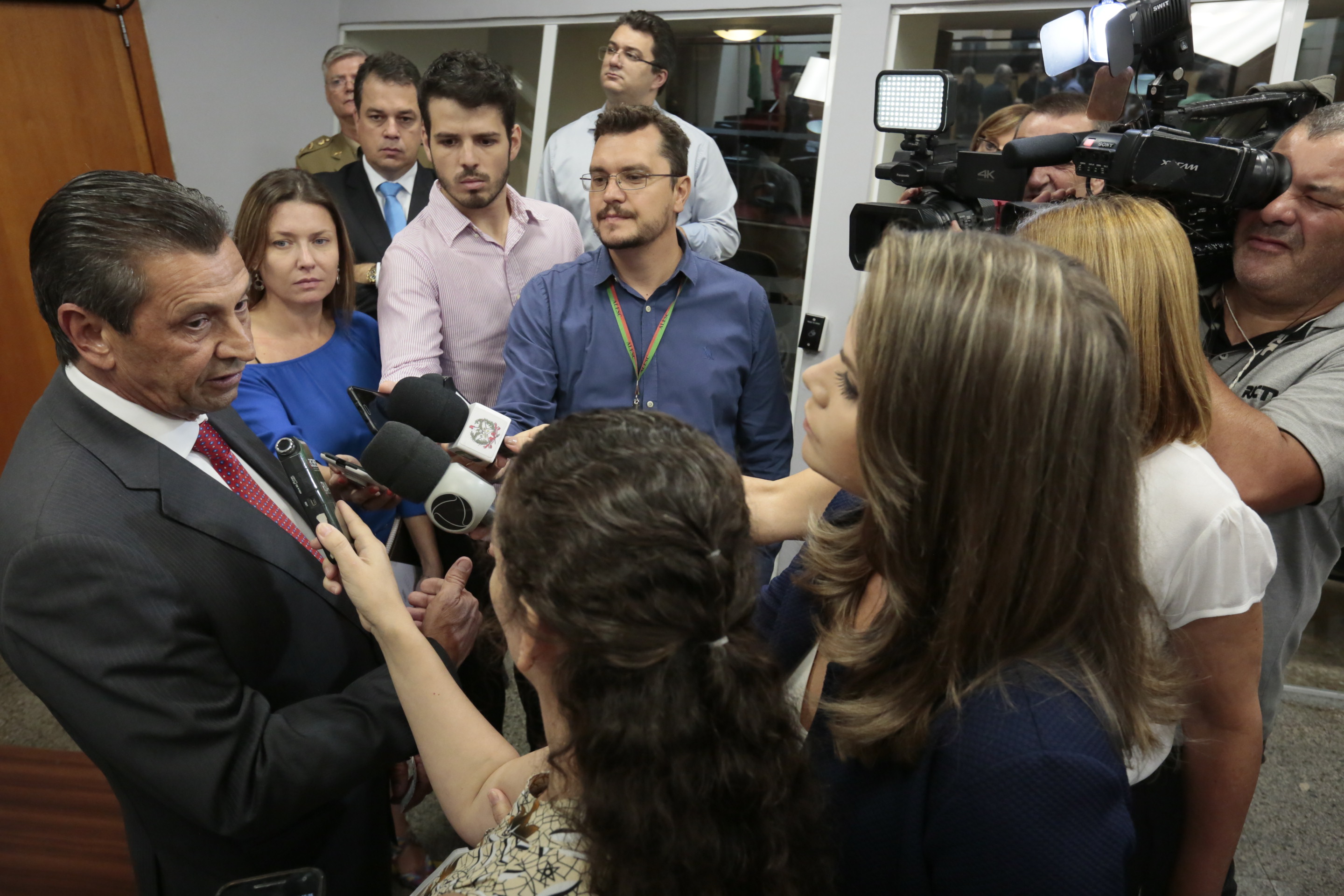Presidente da Alesc Julio Garcia Responde a Jornalistas após a Leitura da Mensagem do Governador.