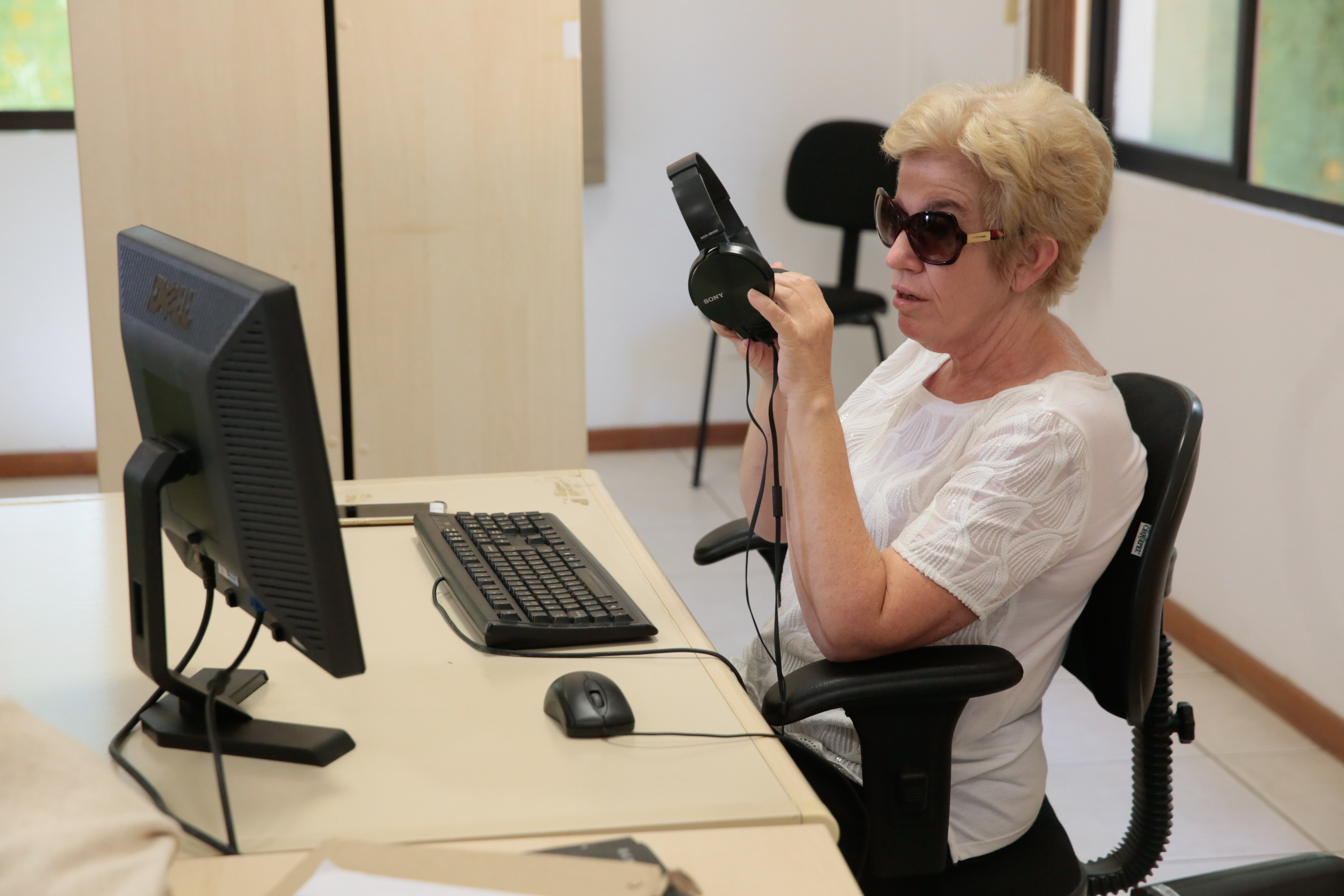AUDIODESCRIÇÃO - Marcilene Ghisi - Professora.