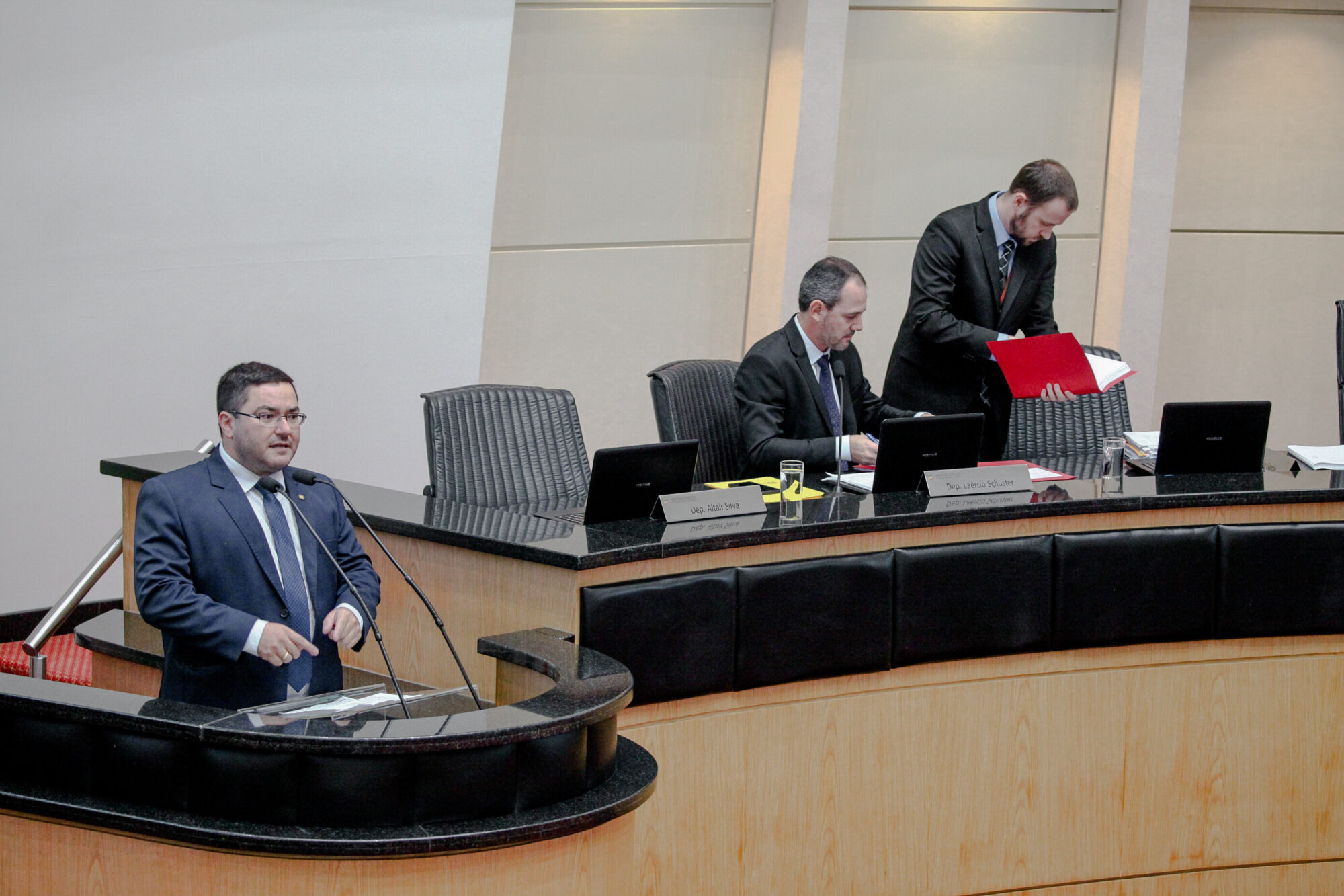 Parlamentares agradecem eleitores e anunciam intenções para os mandatos