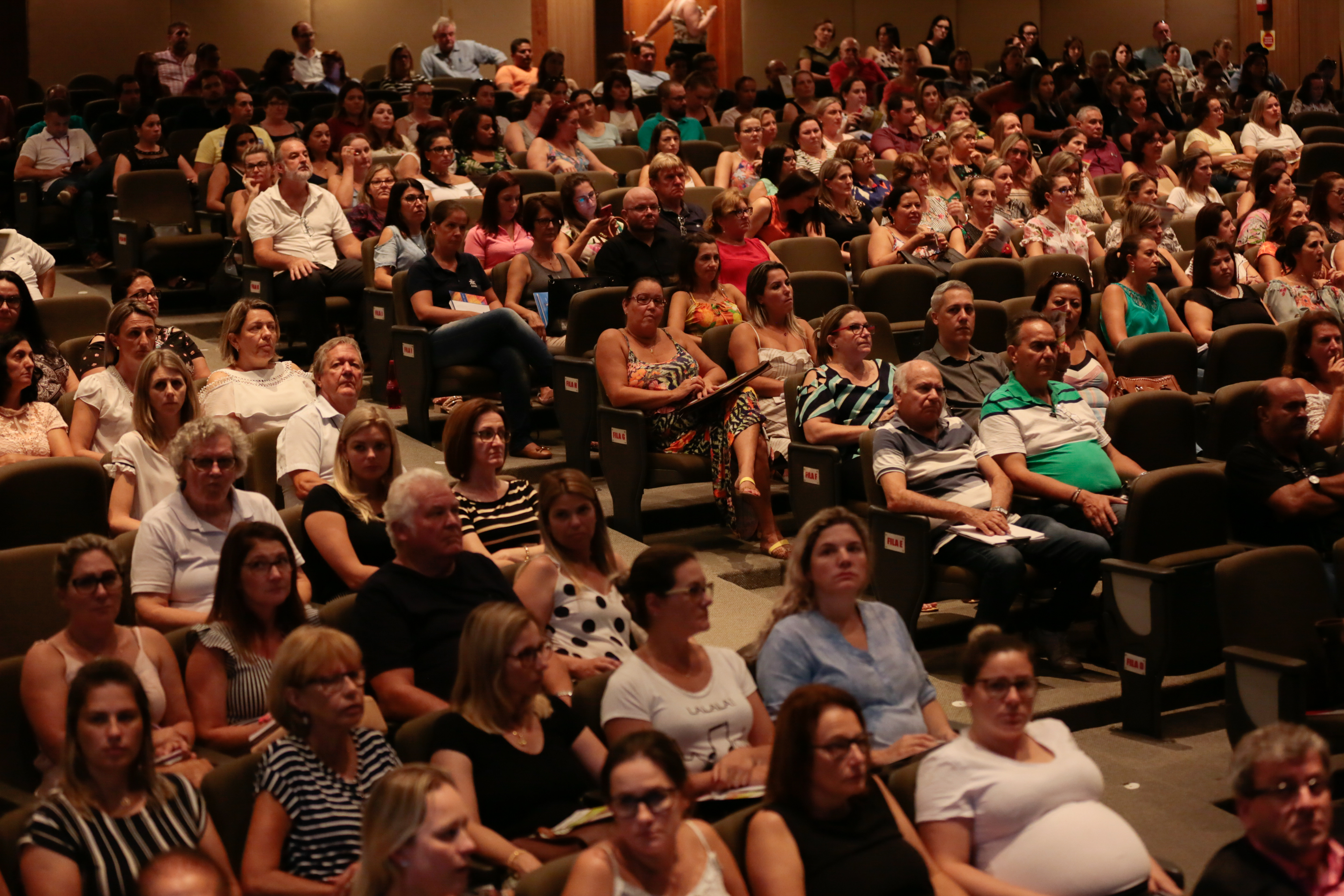 APAES - Feapaes/SC Promove Capacitação com Apaes de todo o Estado no Teatro Pedro Ivo.