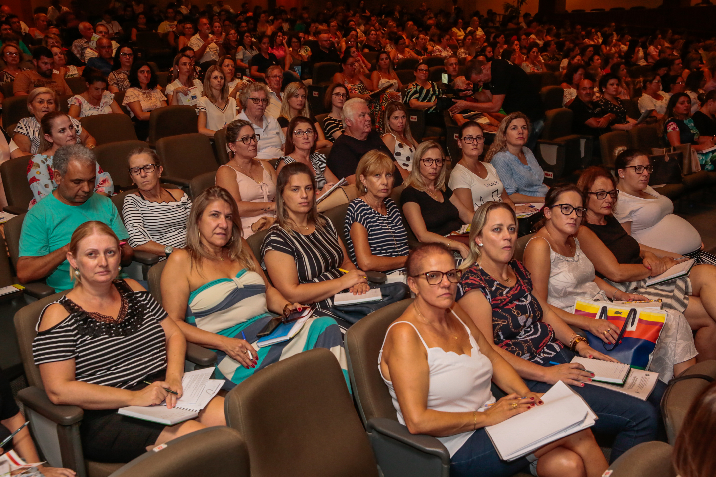 APAES – Feapaes/SC Promove Capacitação com Apaes de todo o Estado no Teatro Pedro Ivo