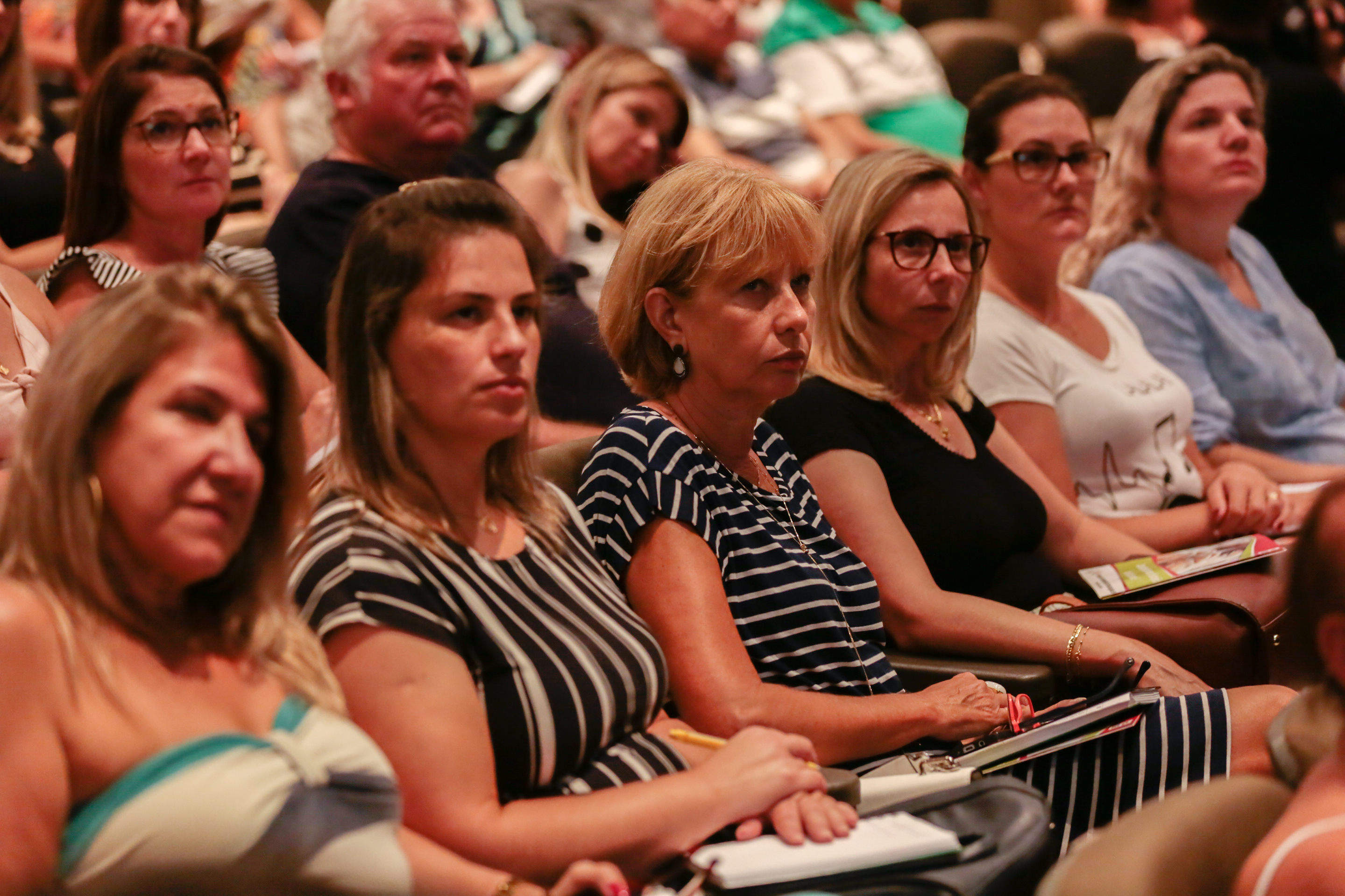 APAES - Feapaes/SC Promove Capacitação com Apaes de todo o Estado no Teatro Pedro Ivo.