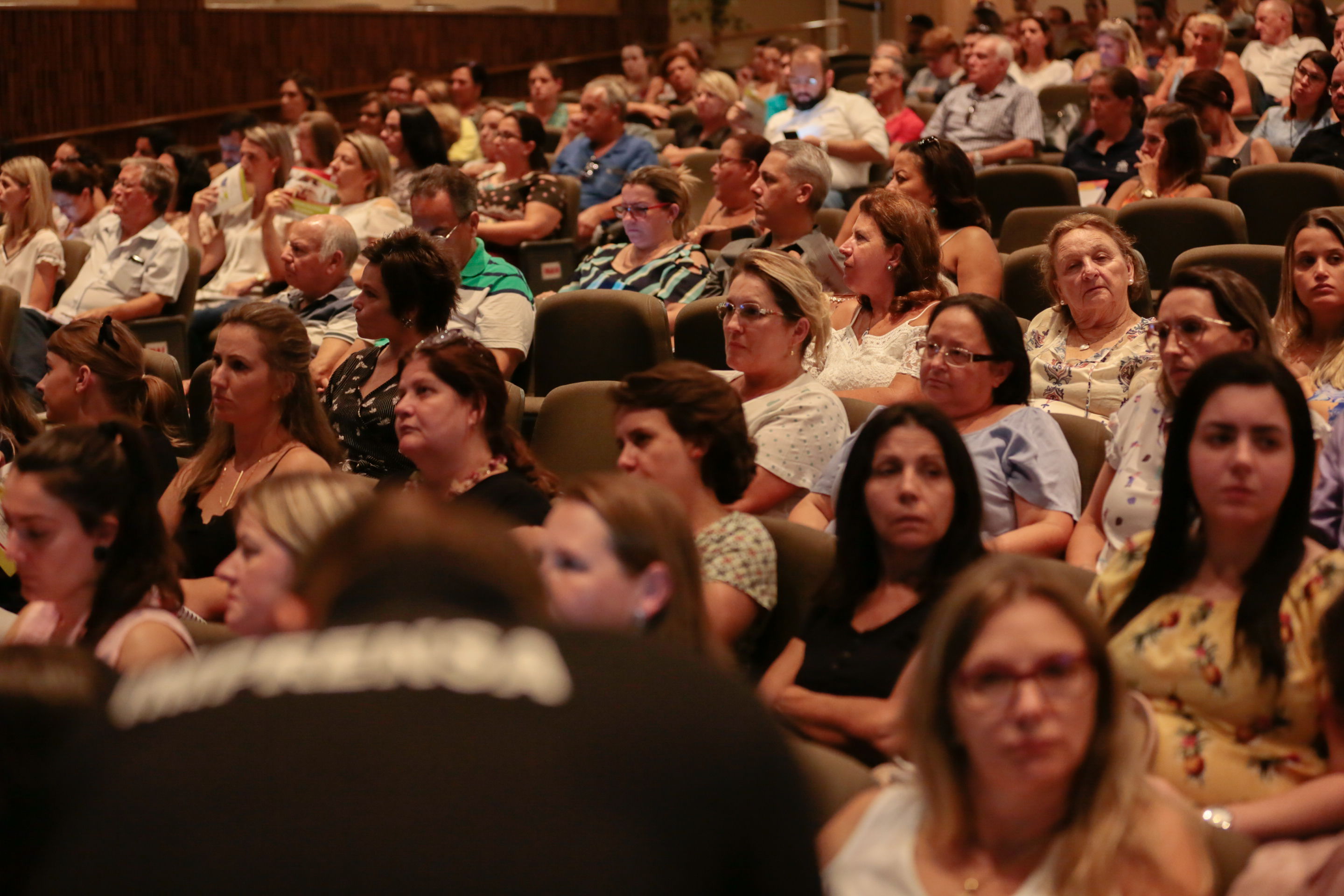 APAES - Feapaes/SC Promove Capacitação com Apaes de todo o Estado no Teatro Pedro Ivo.