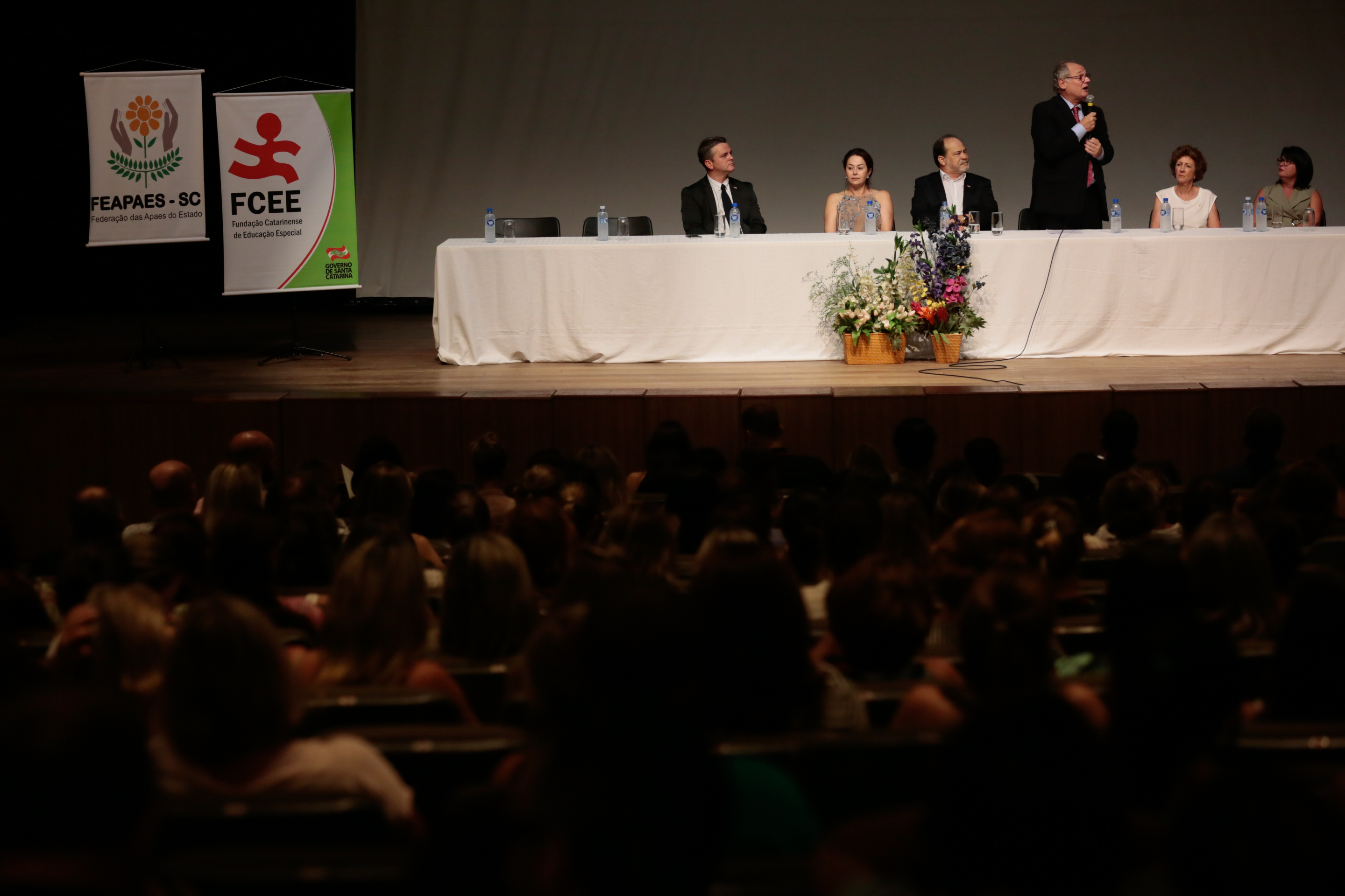 APAES - Feapaes/SC Promove Capacitação com Apaes de todo o Estado no Teatro Pedro Ivo.