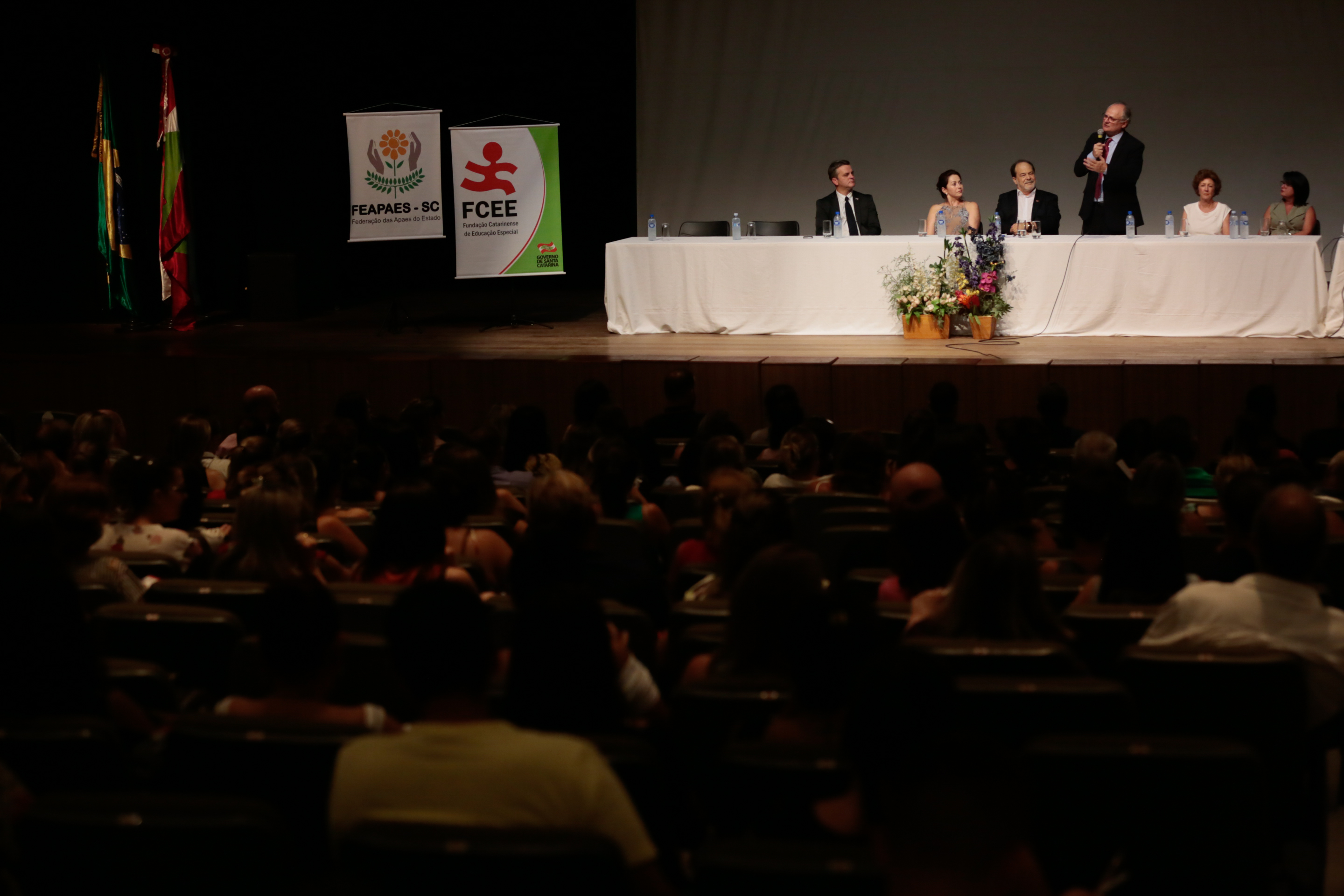 APAES - Feapaes/SC Promove Capacitação com Apaes de todo o Estado no Teatro Pedro Ivo.