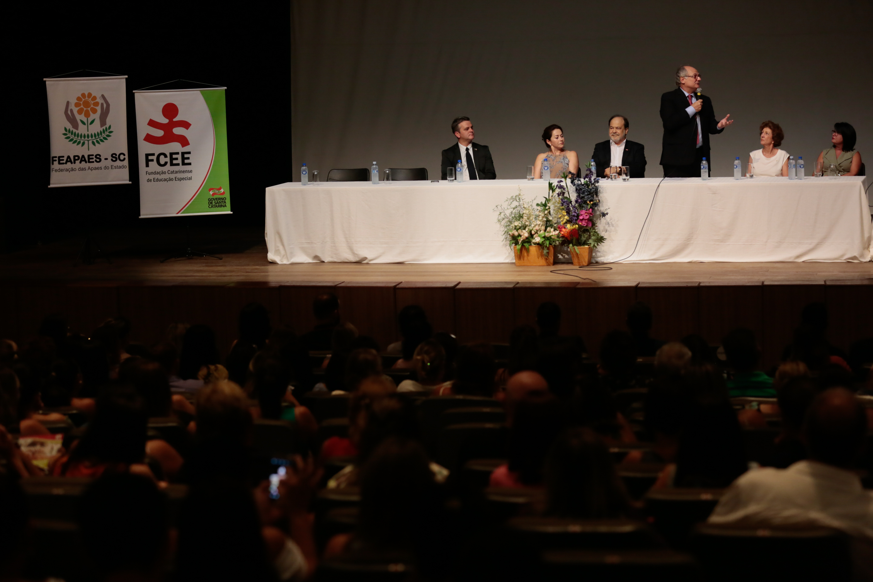 APAES - Feapaes/SC Promove Capacitação com Apaes de todo o Estado no Teatro Pedro Ivo.