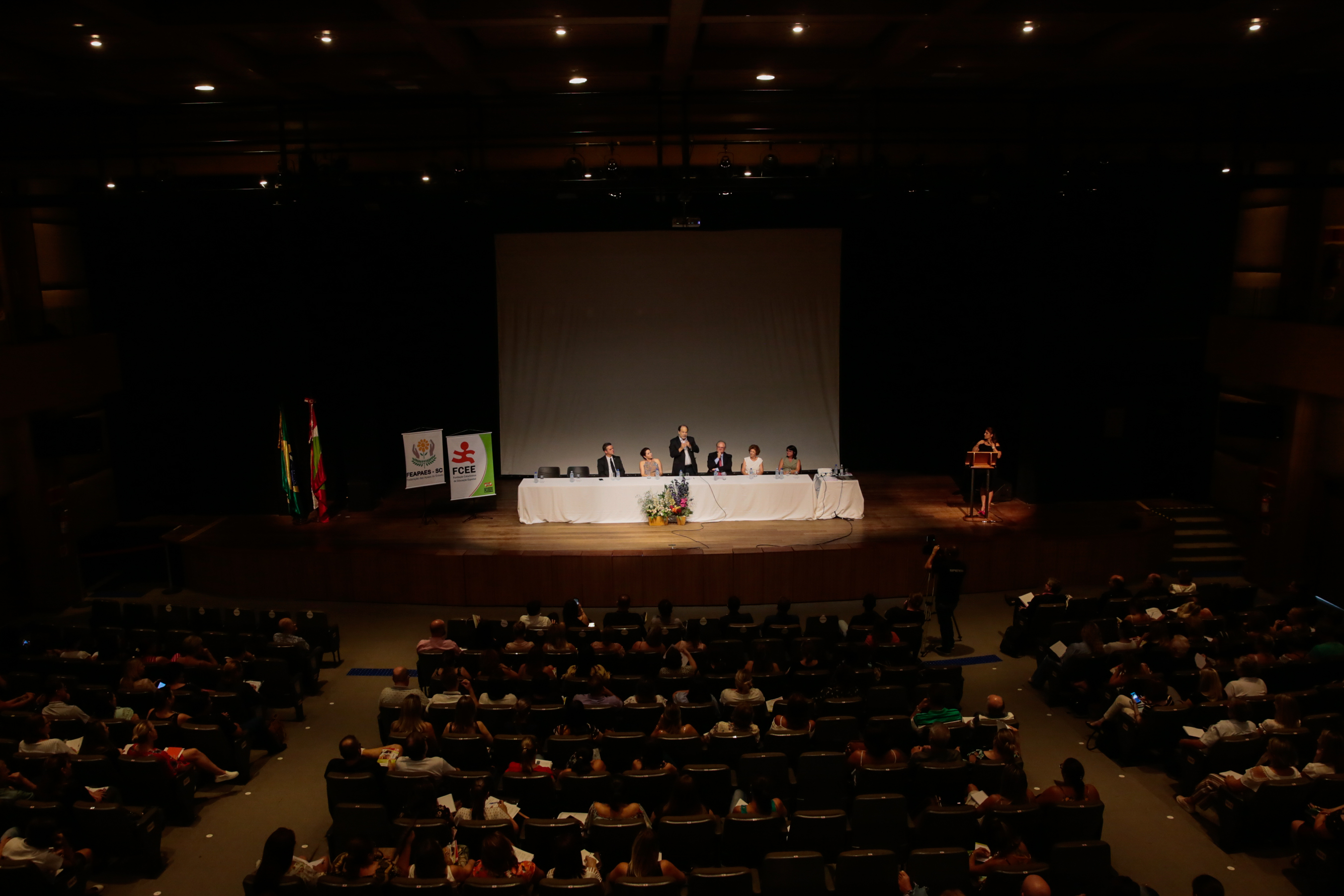 APAES - Feapaes/SC Promove Capacitação com Apaes de todo o Estado no Teatro Pedro Ivo.