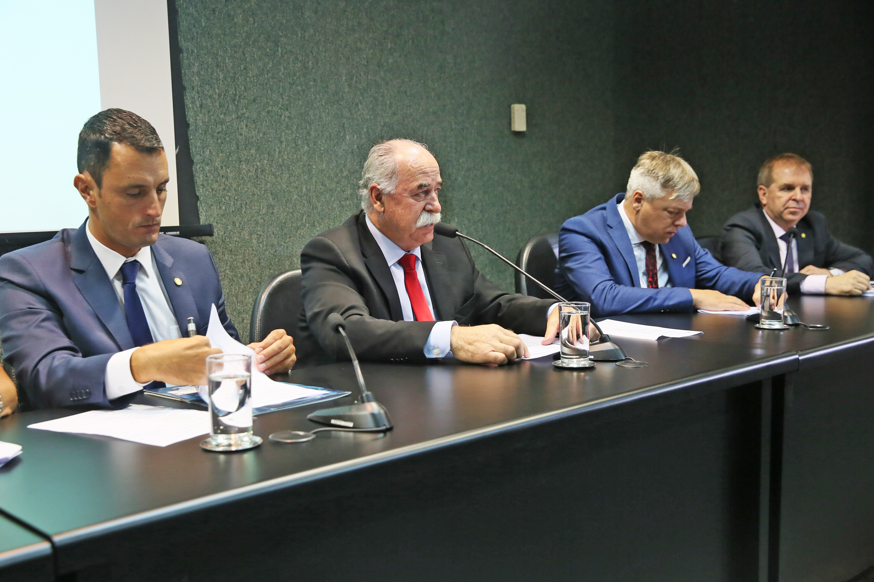 CCJ - Comissão de Constituição e Justiça é Instalada. Deputados Romildo Titon (MDB) e Milton Hobus (PSD) são eleitos presidente e vice da Comissão.