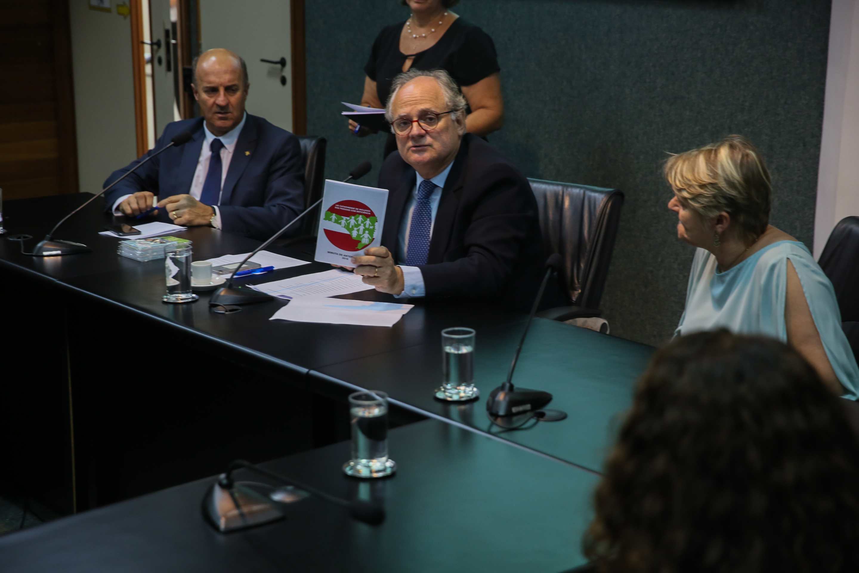 Comissão de Defesa dos Direitos da Pessoa com Deficiência é instalada. Deputados Vicente Caropreso (PSDB) e José Milton (PP) são eleitos presidente e vice da comissão.