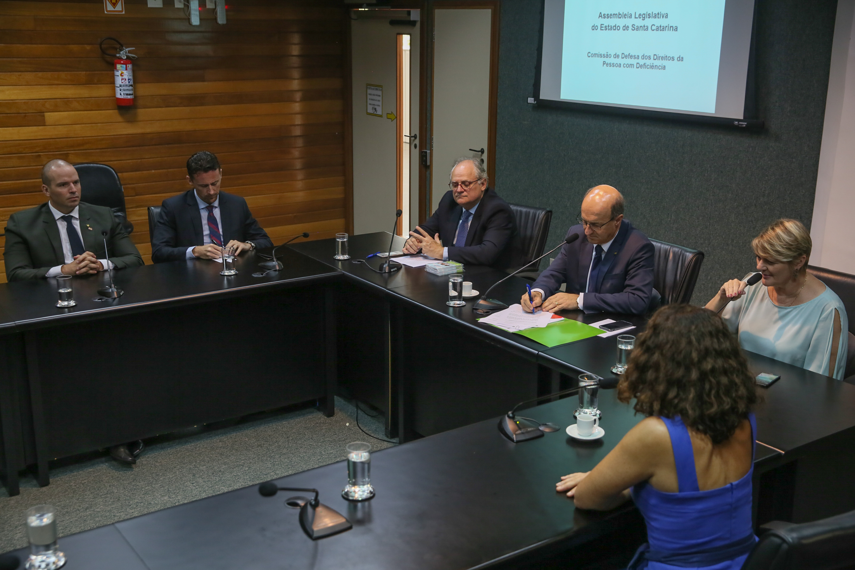 Comissão de Defesa dos Direitos da Pessoa com Deficiência é instalada. Deputados Vicente Caropreso (PSDB) e José Milton (PP) são eleitos presidente e vice da comissão.