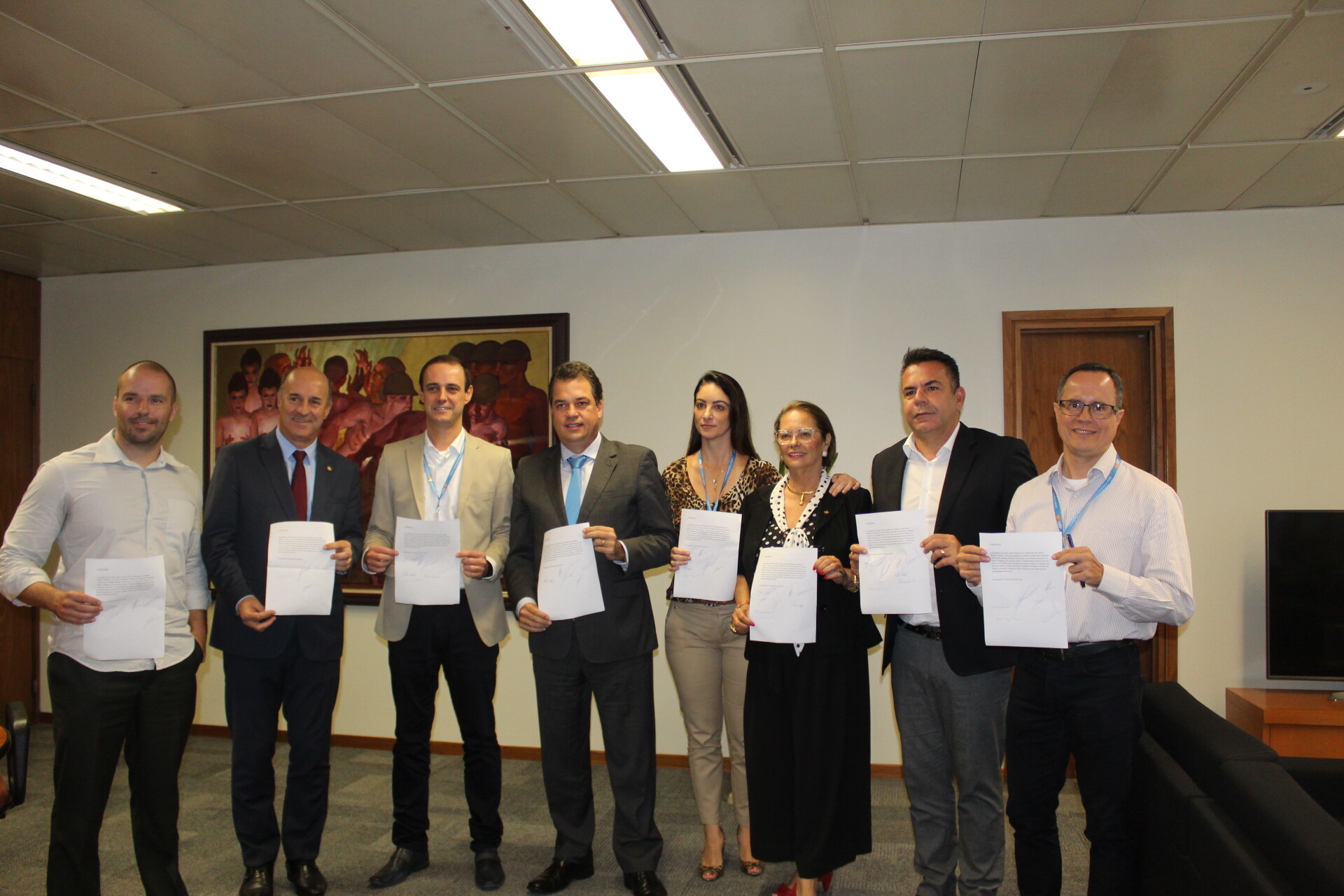 Deputada Ada de Luca e parlamentares em reunião na Celesc