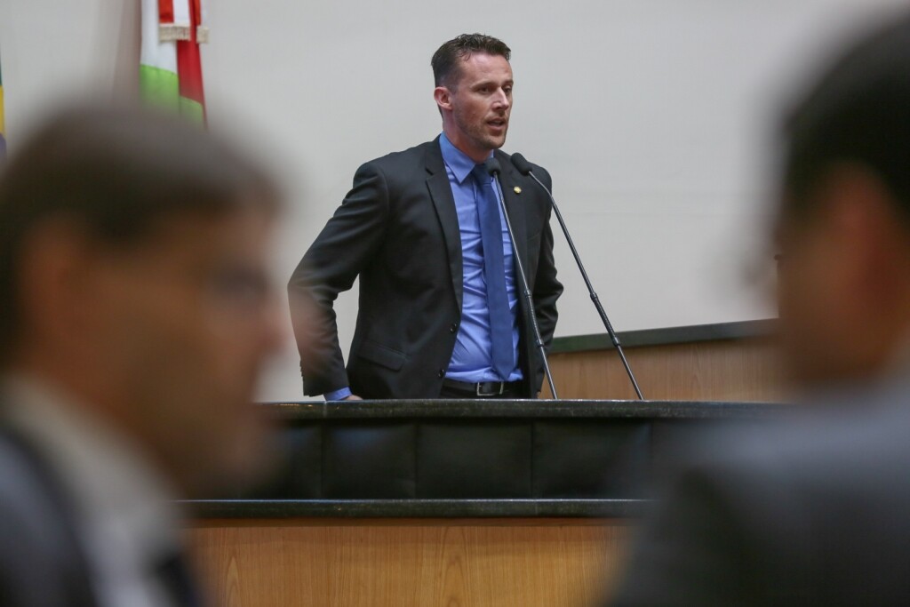 Deputado diz que secretário da Saúde tem conduta arrogante e prepotente