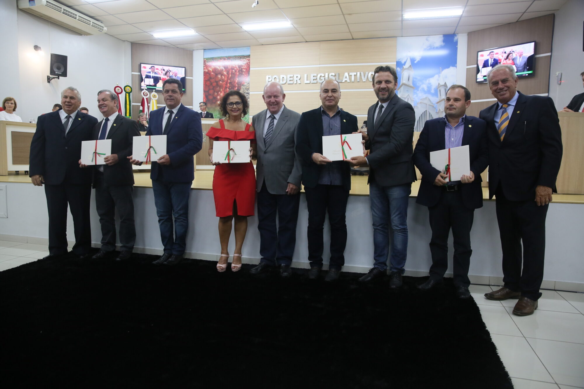 Prefeitos, vice-prefeitos e vereadores de Ituporanga foram homenageados.