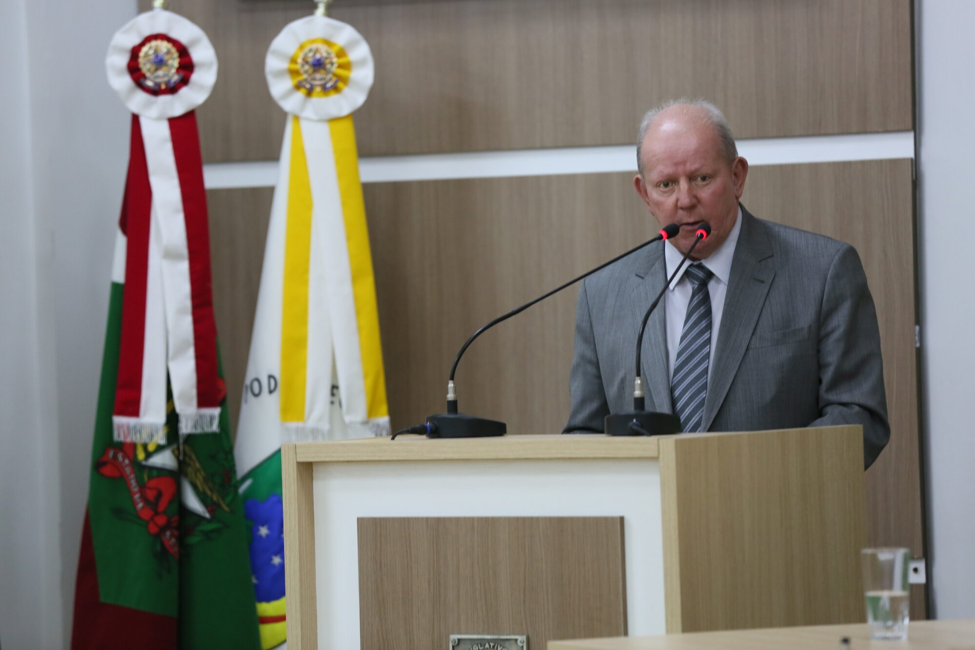 Deputado Marcos Vieira discursa na tribuna.