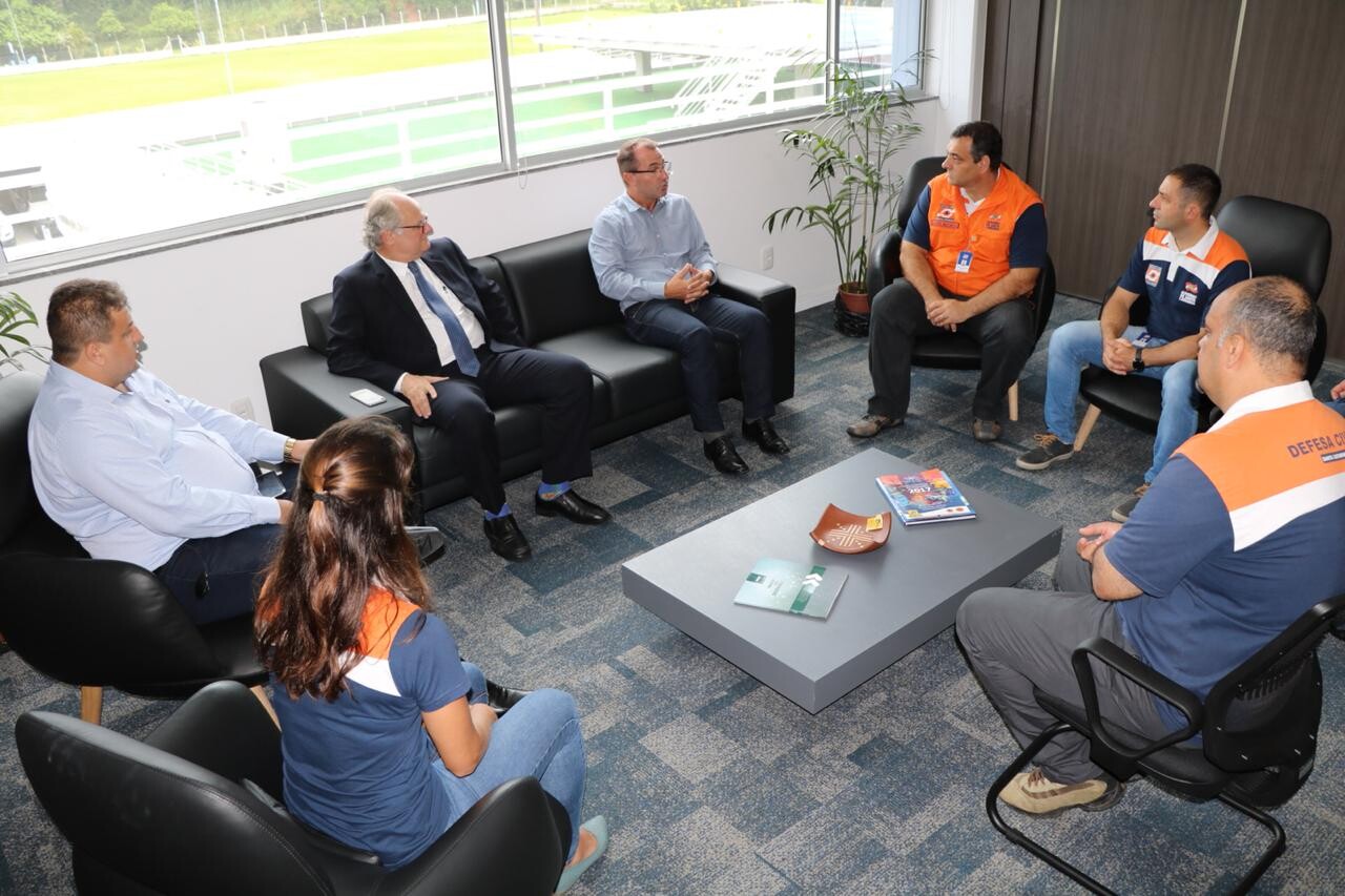 Deputado Dr. Vicente e prefeito de Guaramirim, professor Chiodini, na Defesa Civil