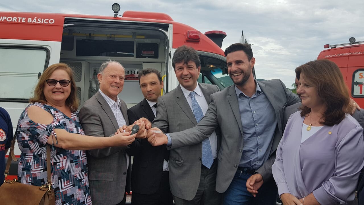Deputado Felipe Estevão, ministro da Saúde, Luiz Henrique Mandetta, e Mauro Candemil, prefeito de Laguna