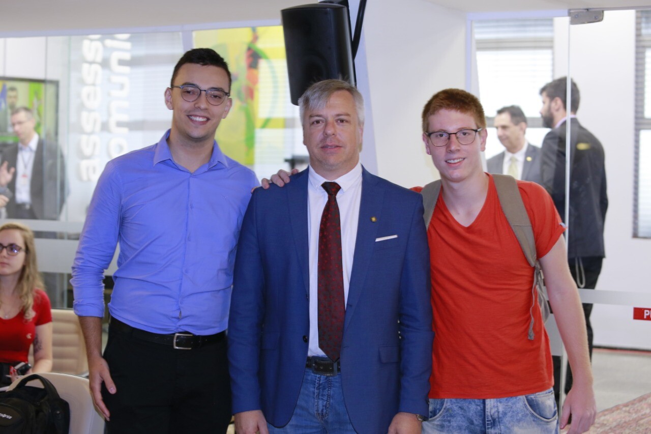 Deputado Fabiano da Luz e lideranças estudantis FOTO: Eliéser Donhauser