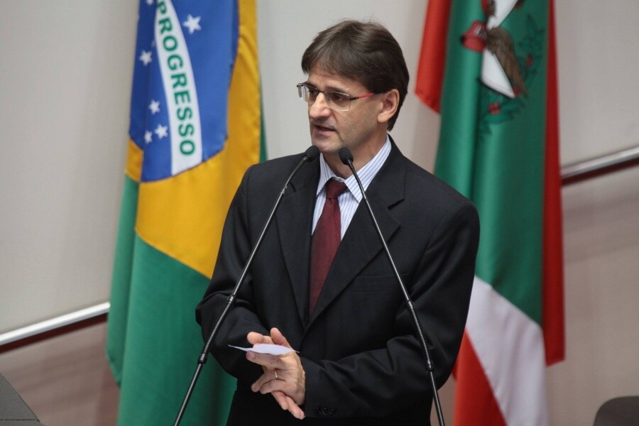Saretta defende produtores de leite e pede volta de barreira tarifária