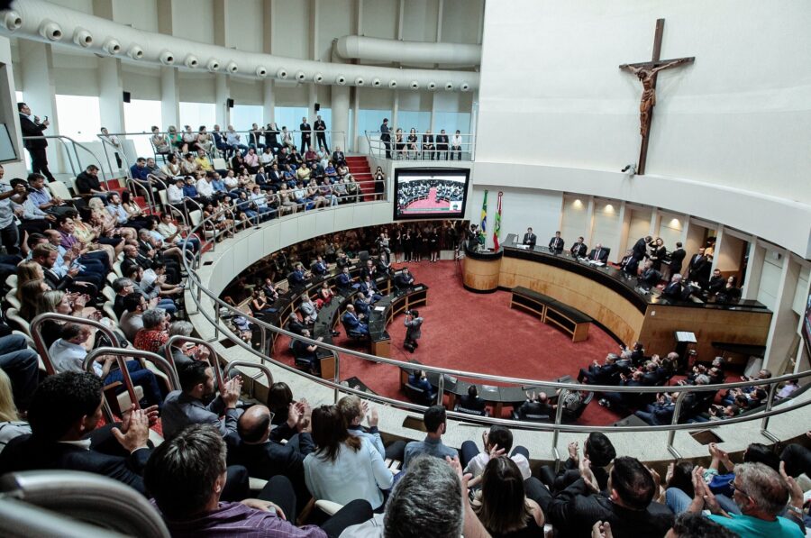 Deputados eleitos para o mandato 2019-2023 são oficialmente empossados