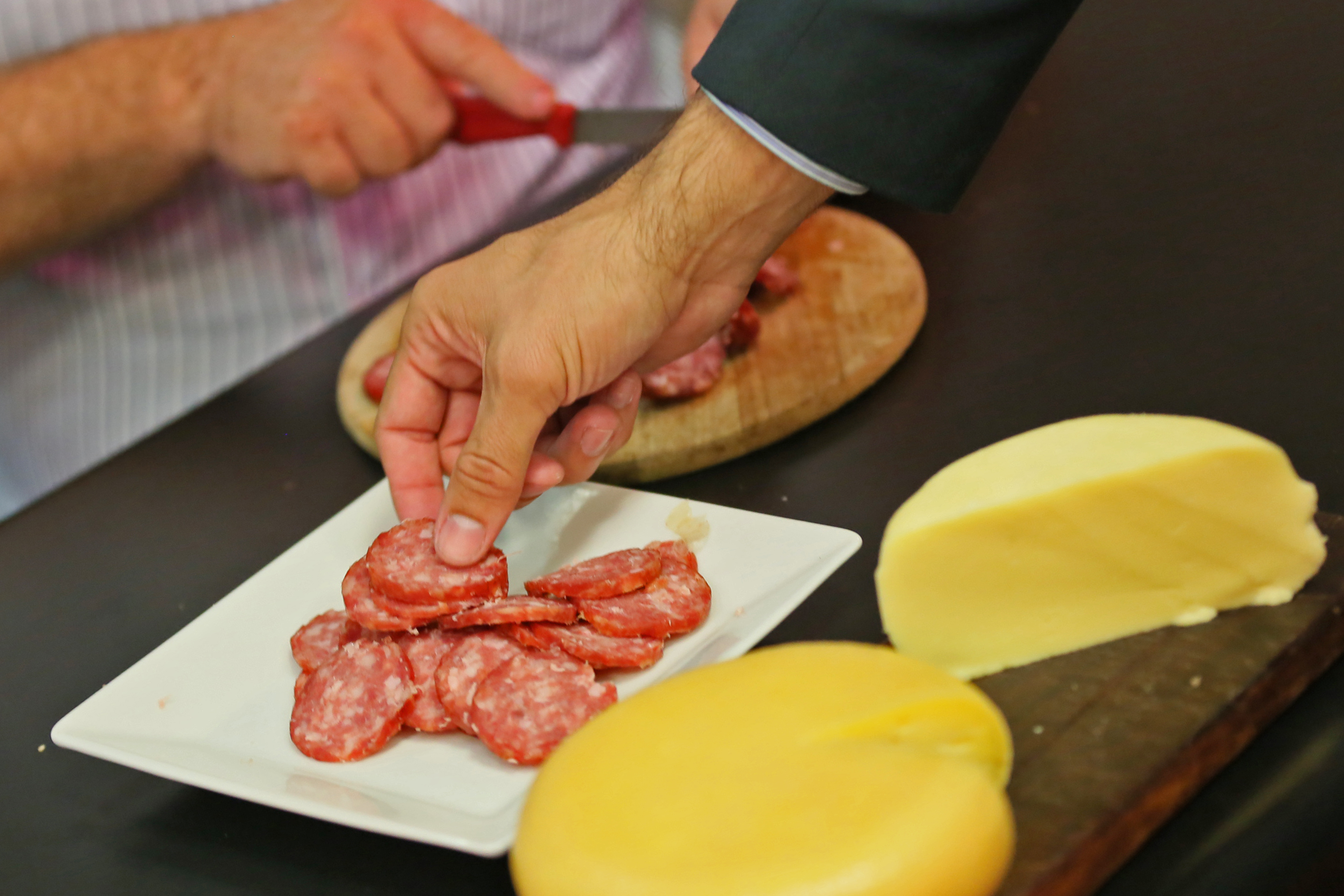 Autoridades Expõem Produtos da Agricultura Familiar do Município Serrano.