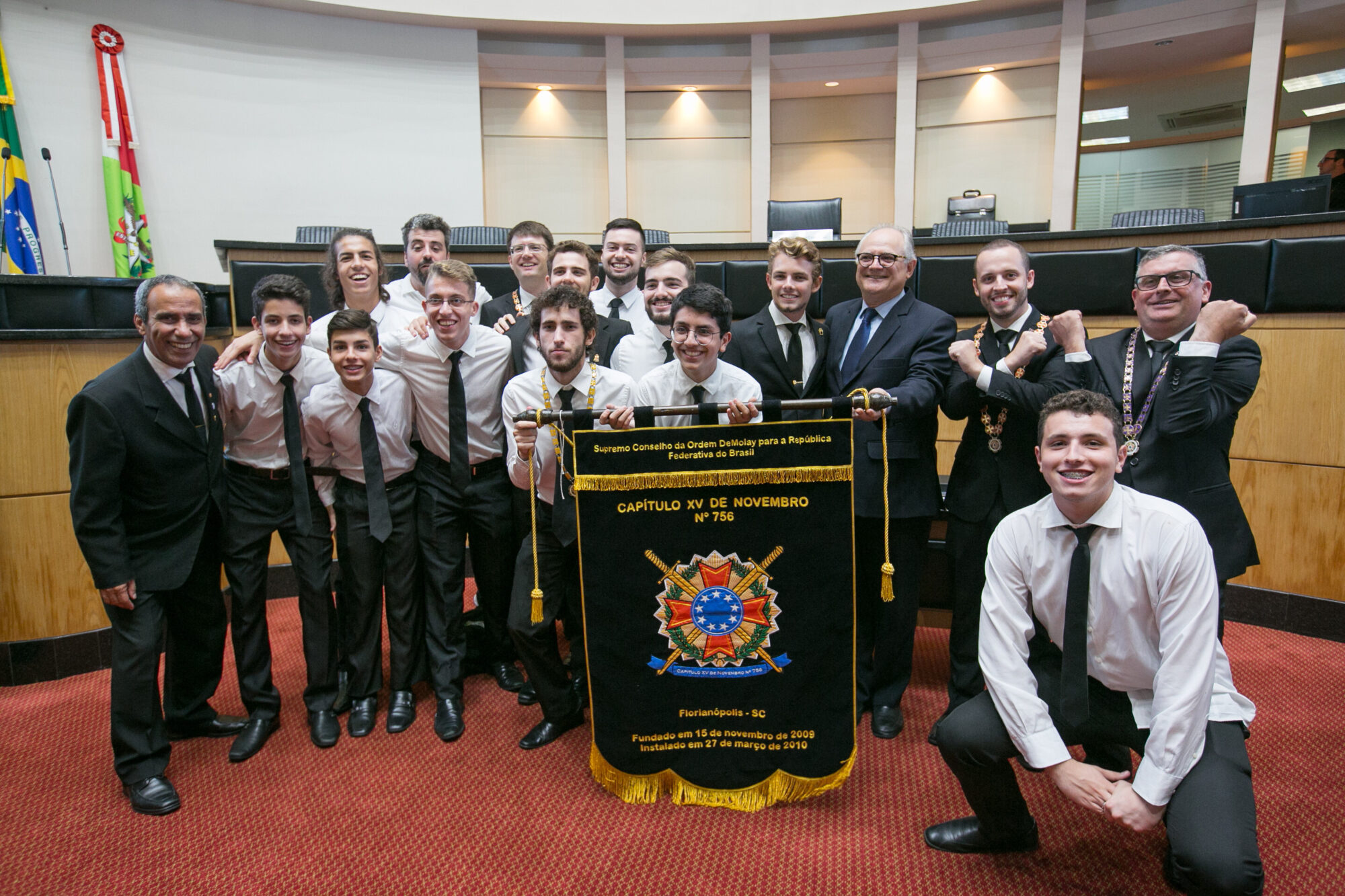Participantes comemoram a realização da homenagem.