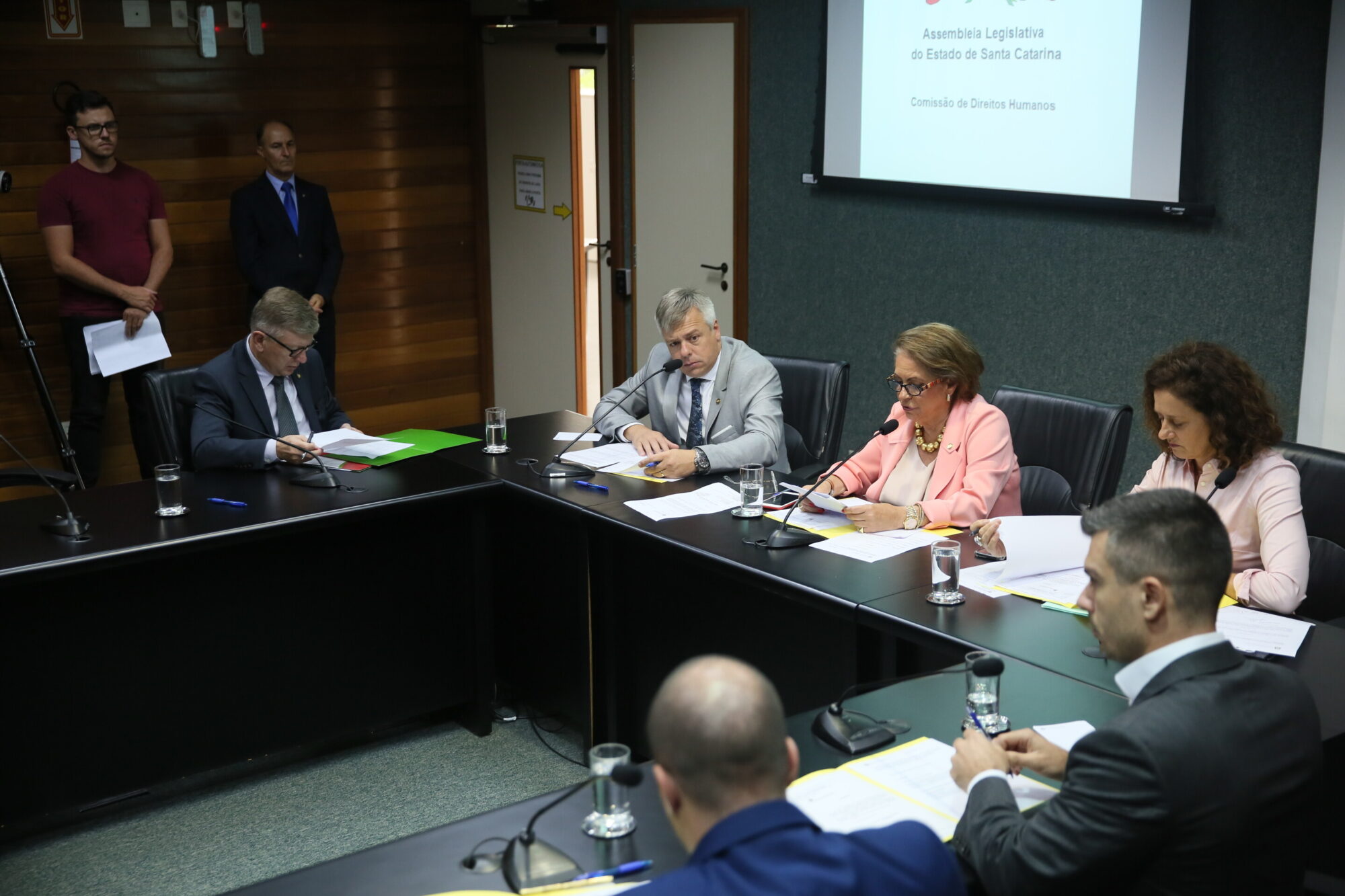 Cinemas devem exibir mensagens de alerta sobre abuso infantil