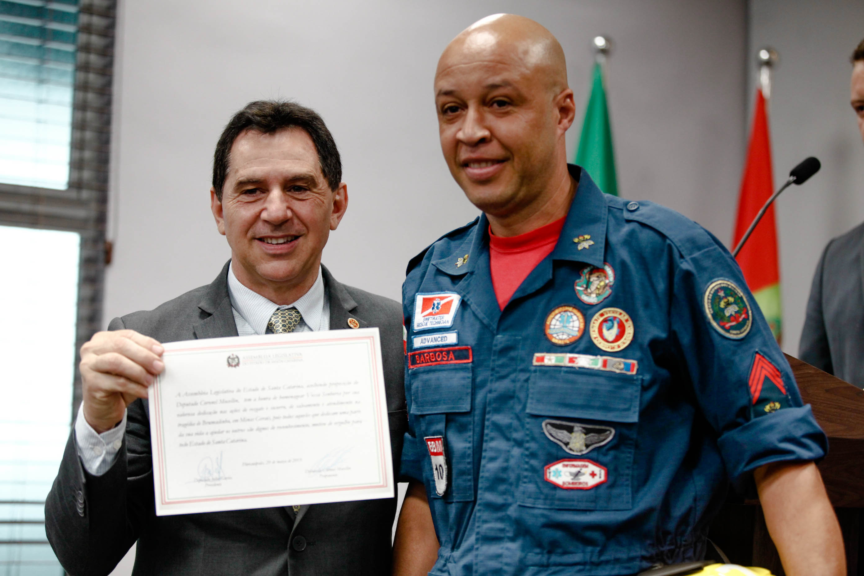 Bombeiros catarinenses que atuaram em Brumadinho são homenageados na Alesc.