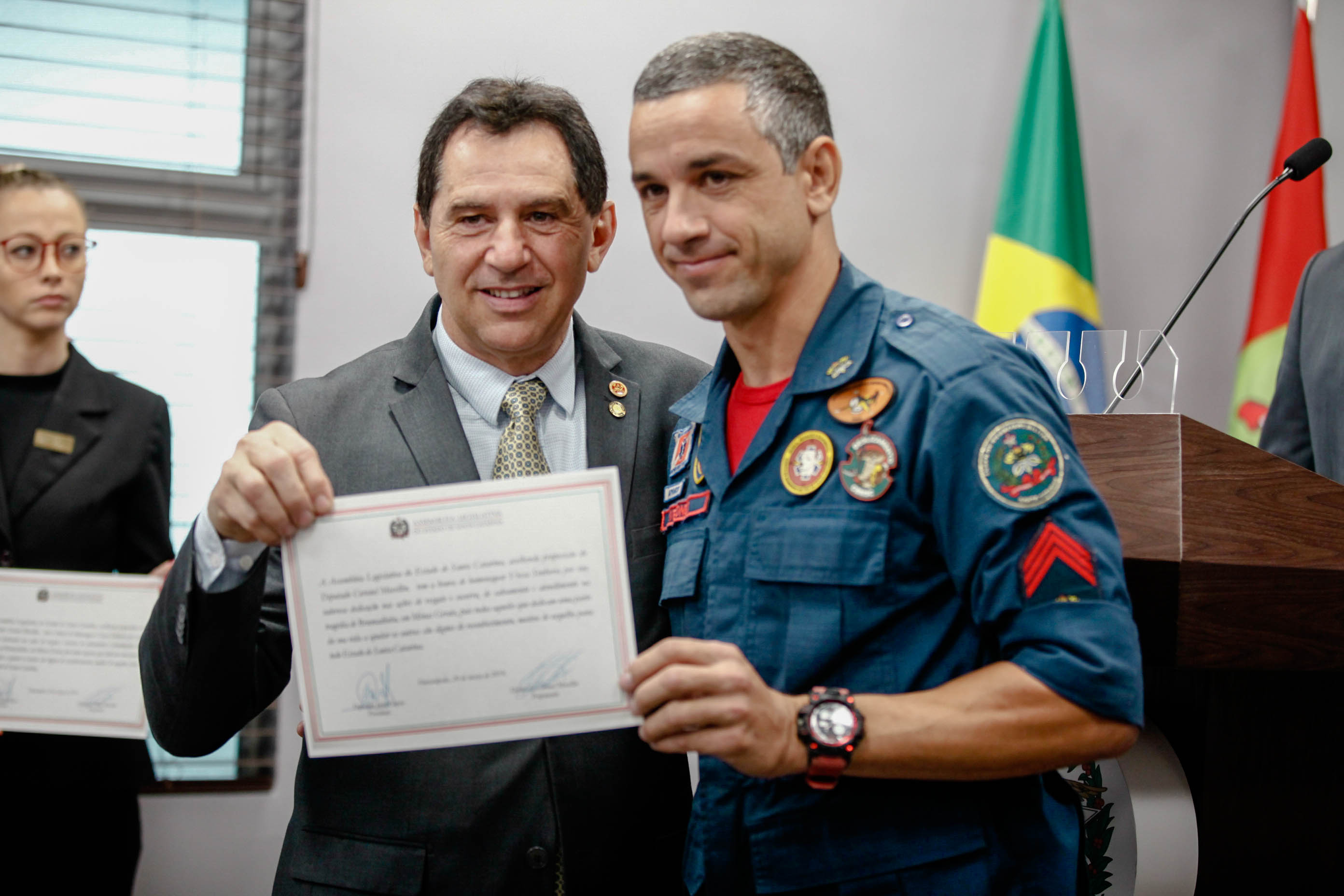 Bombeiros catarinenses que atuaram em Brumadinho são homenageados na Alesc.