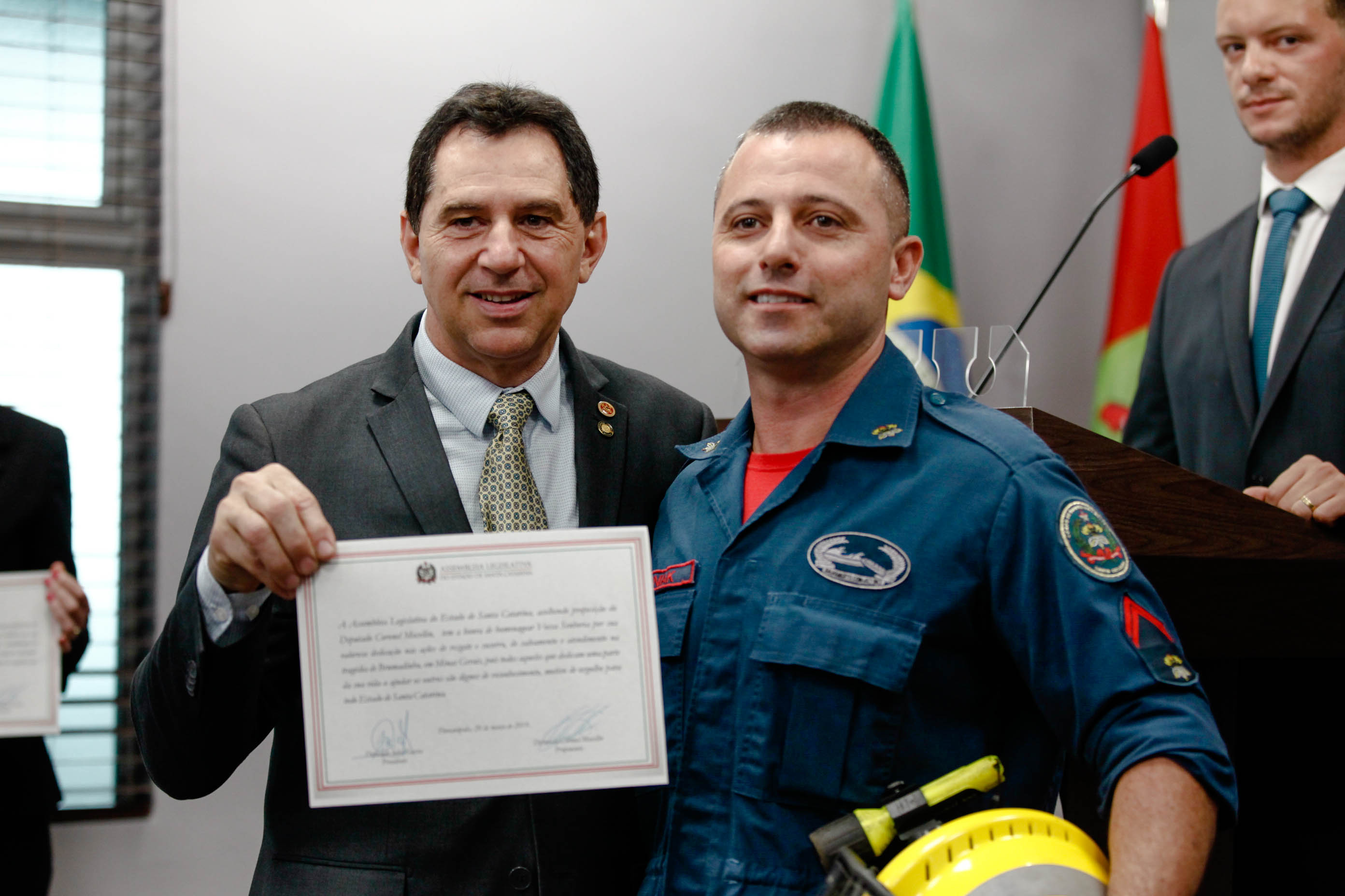 Bombeiros catarinenses que atuaram em Brumadinho são homenageados na Alesc.