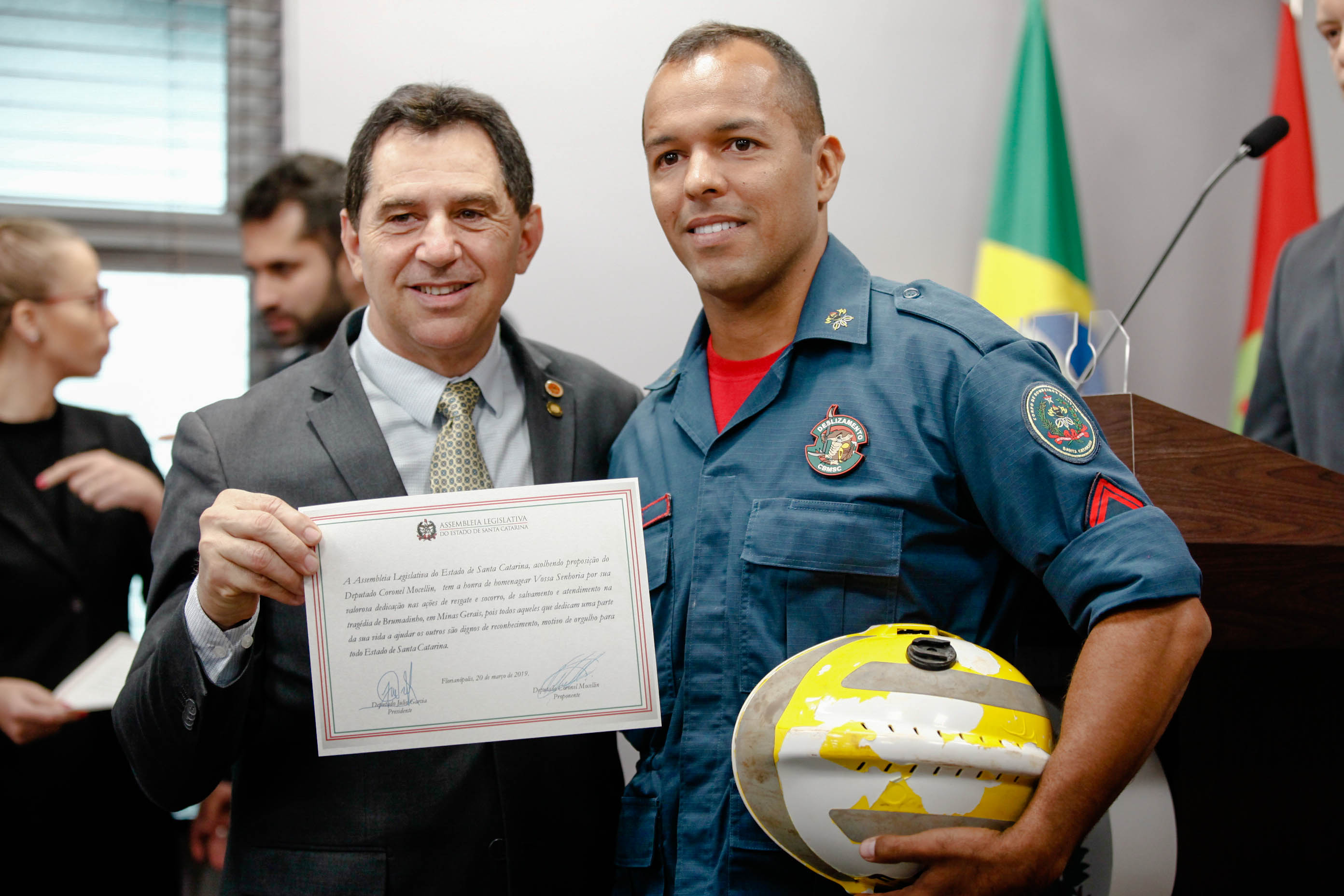 Bombeiros catarinenses que atuaram em Brumadinho são homenageados na Alesc.