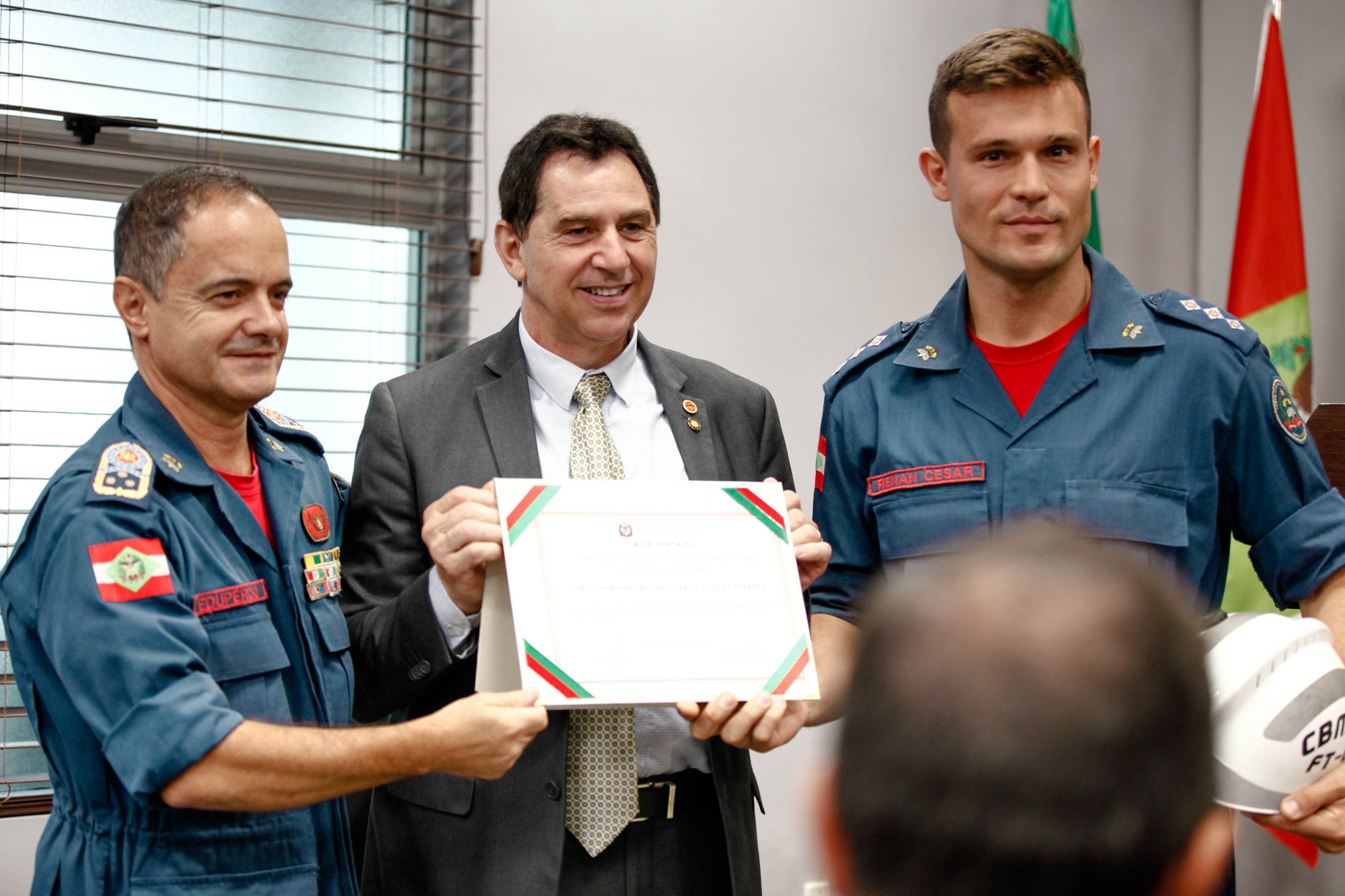 Bombeiros catarinenses que atuaram em Brumadinho são homenageados na Alesc.