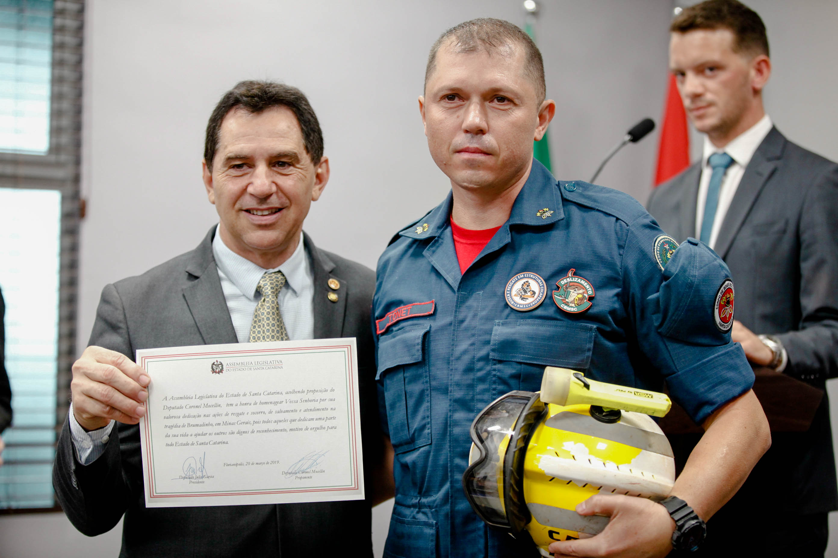 Bombeiros catarinenses que atuaram em Brumadinho são homenageados na Alesc.